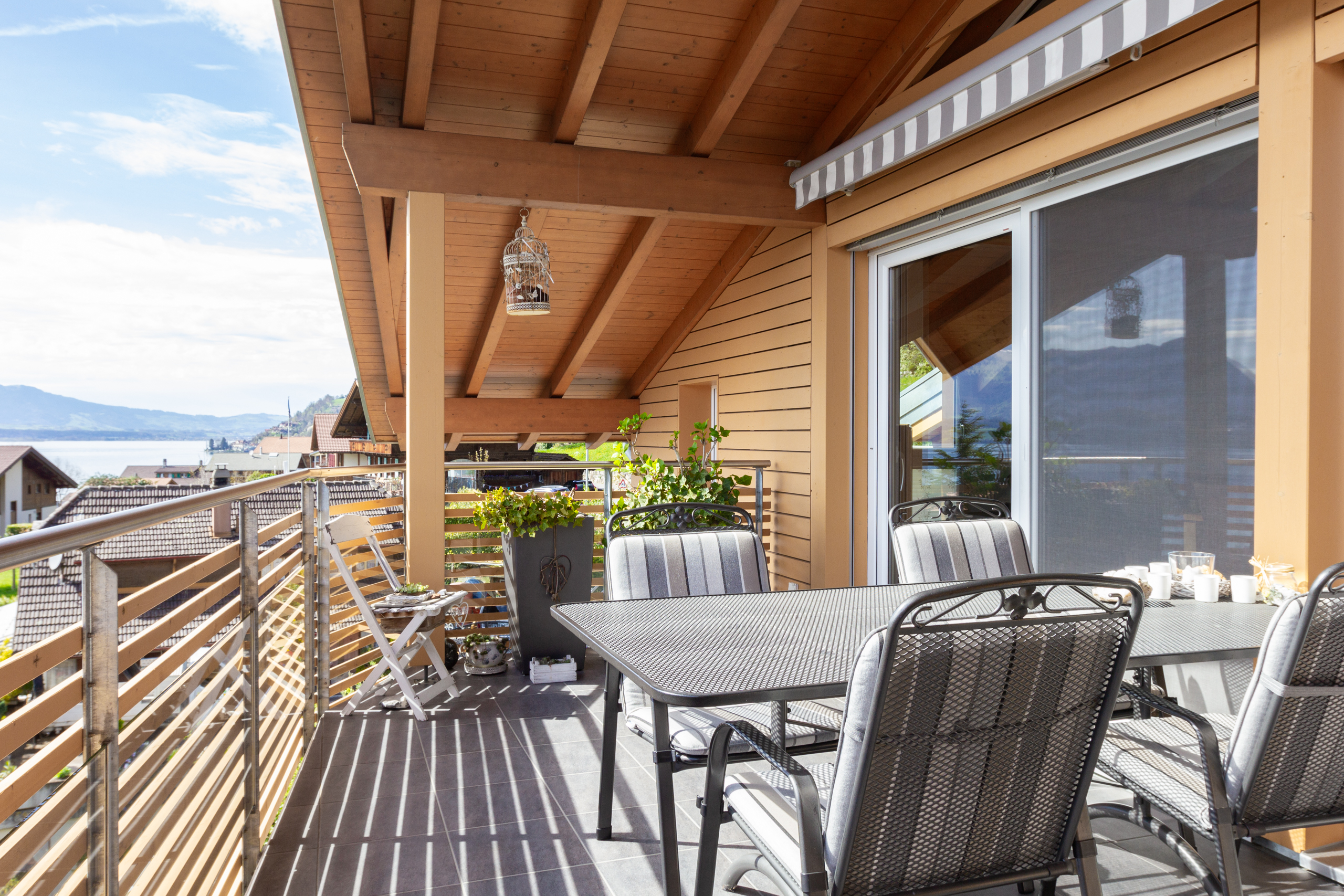 Überdachter Balkon mit Seeblick