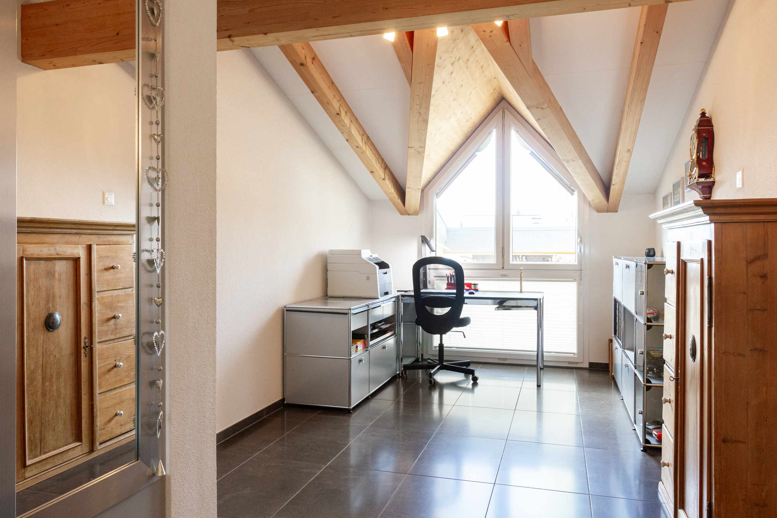 Dachzimmer mit Arbeitsbereich