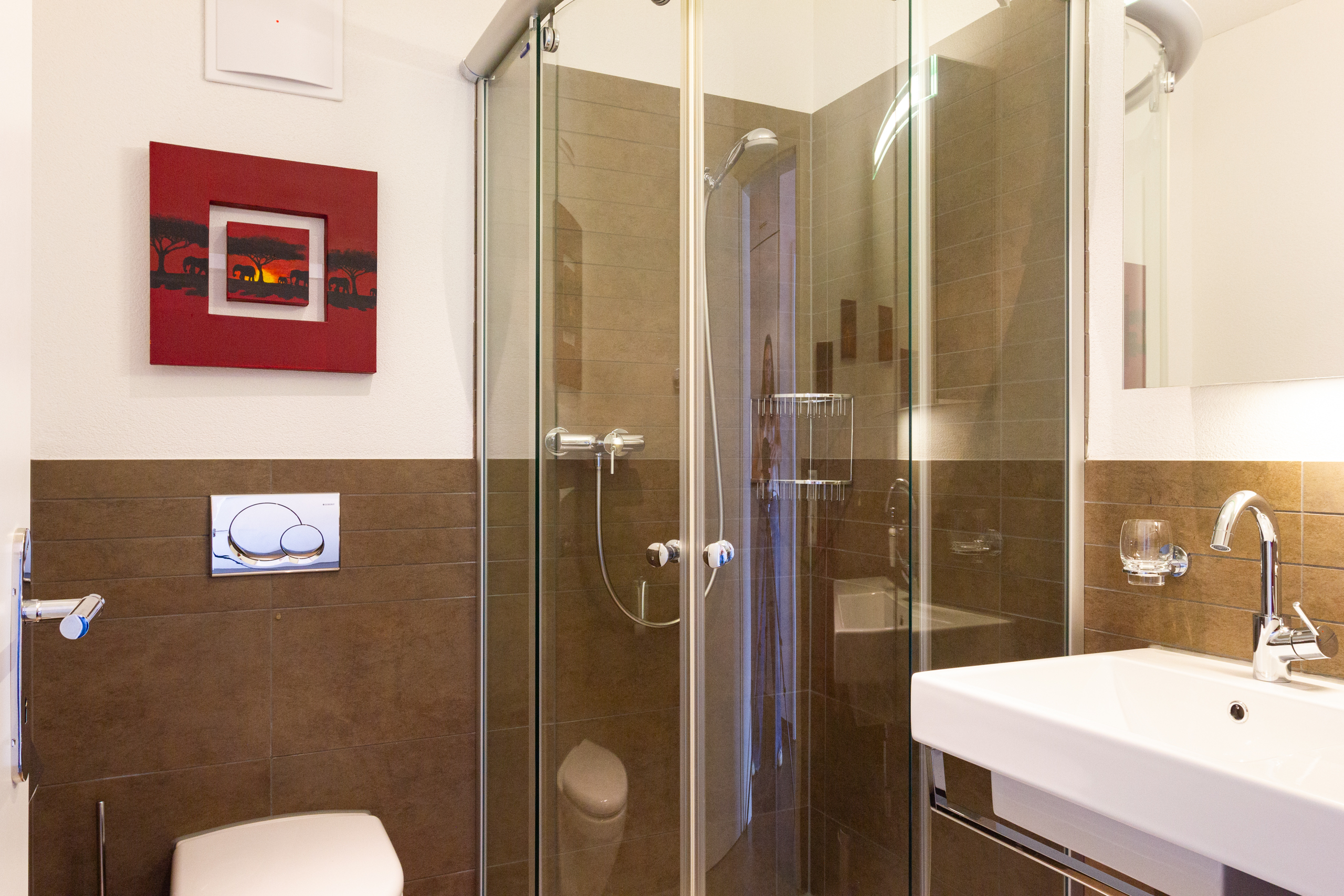 Modernes Badezimmer mit Dusche und Waschbecken