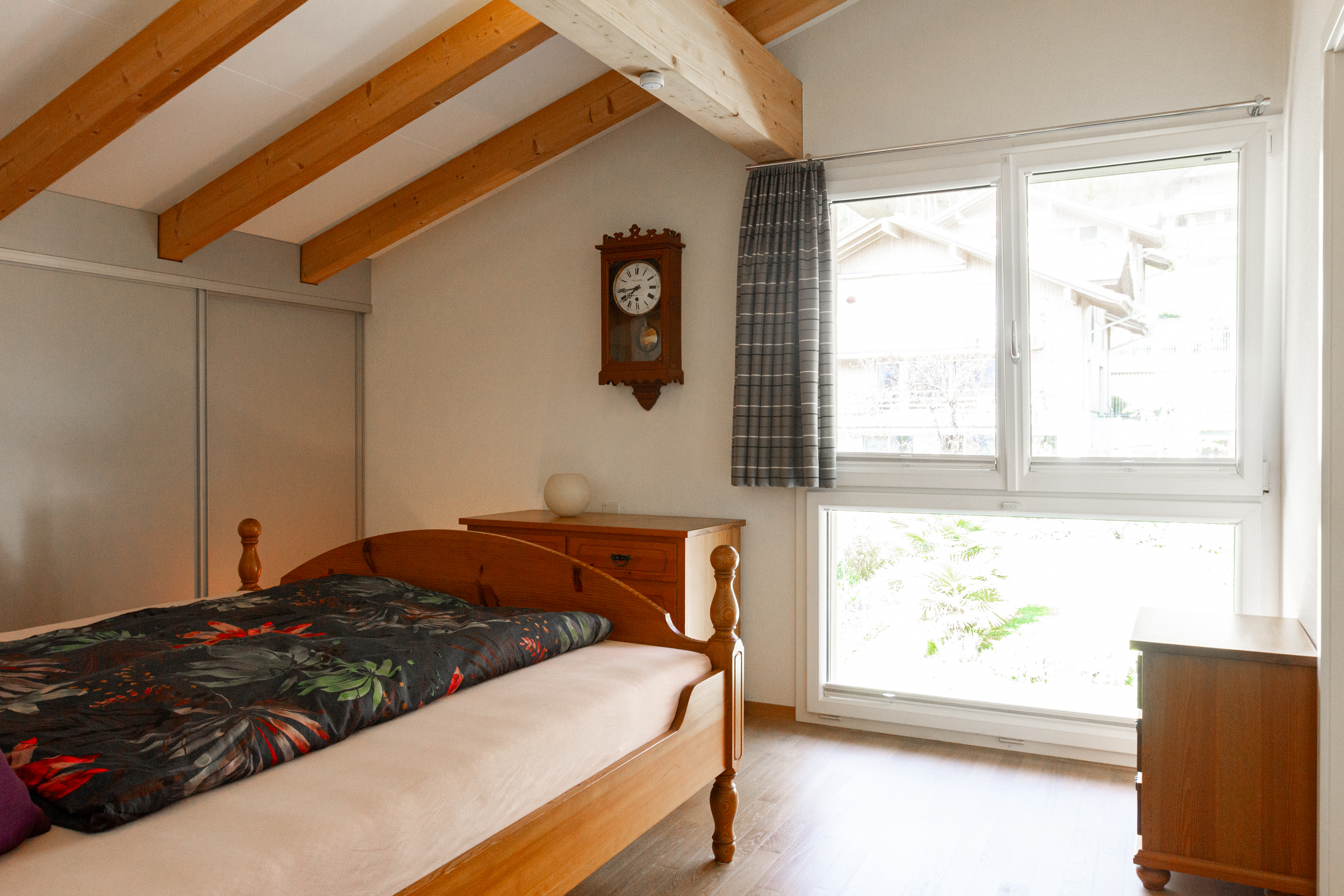 Gemütliches Dachgeschoss-Schlafzimmer mit Holzdecke