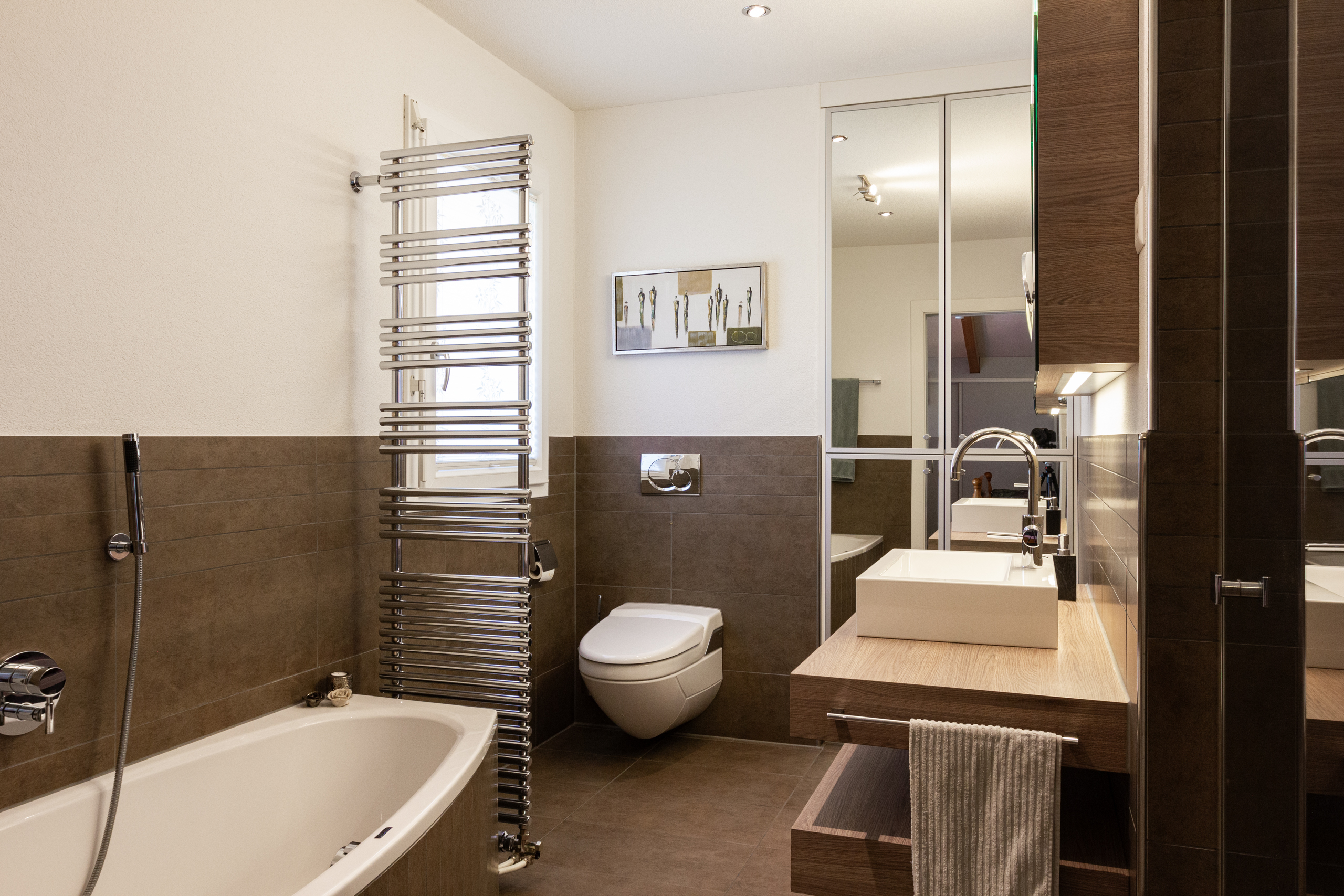 Modernes Badezimmer mit Badewanne und Holzwaschtisch
