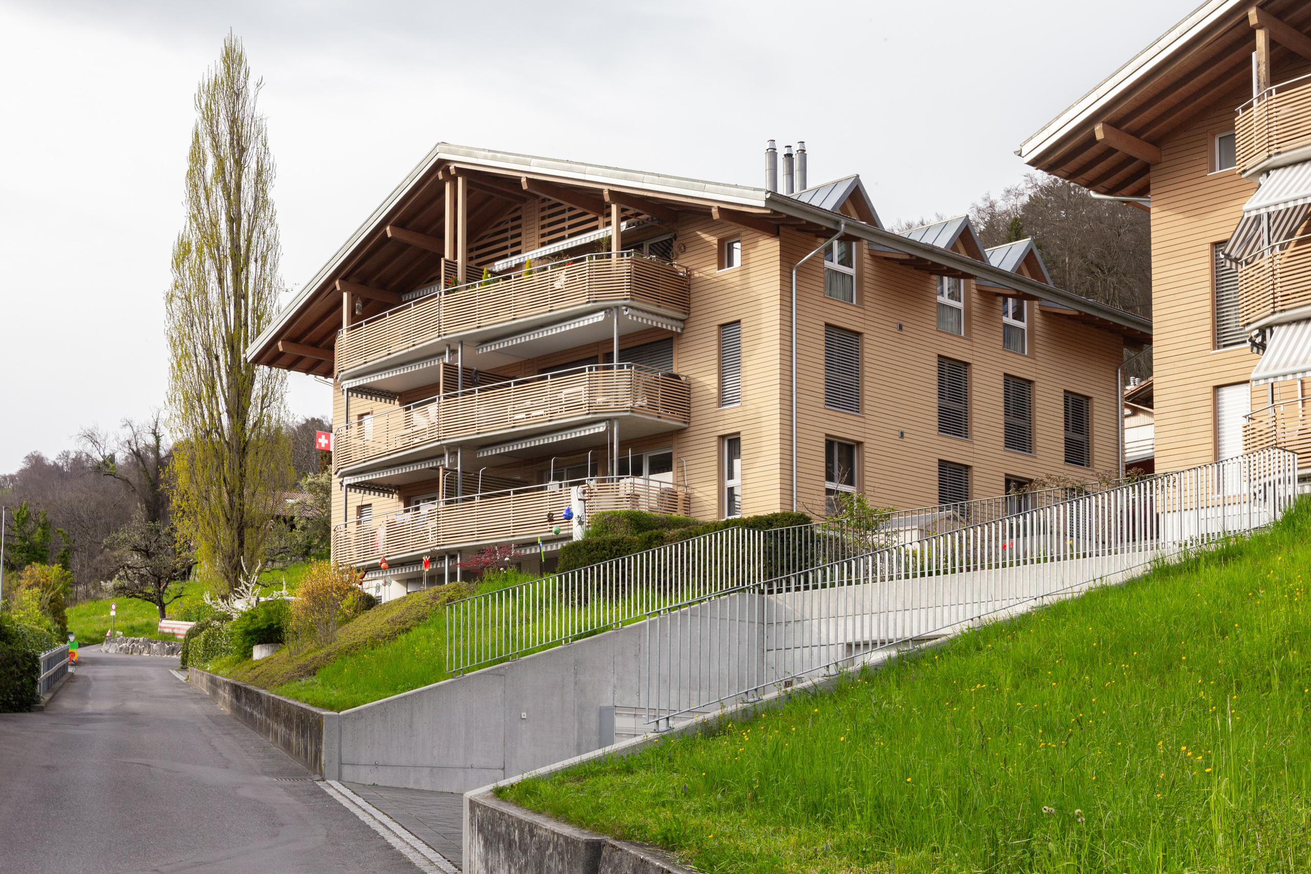 Moderne Wohnanlage in Hanglage