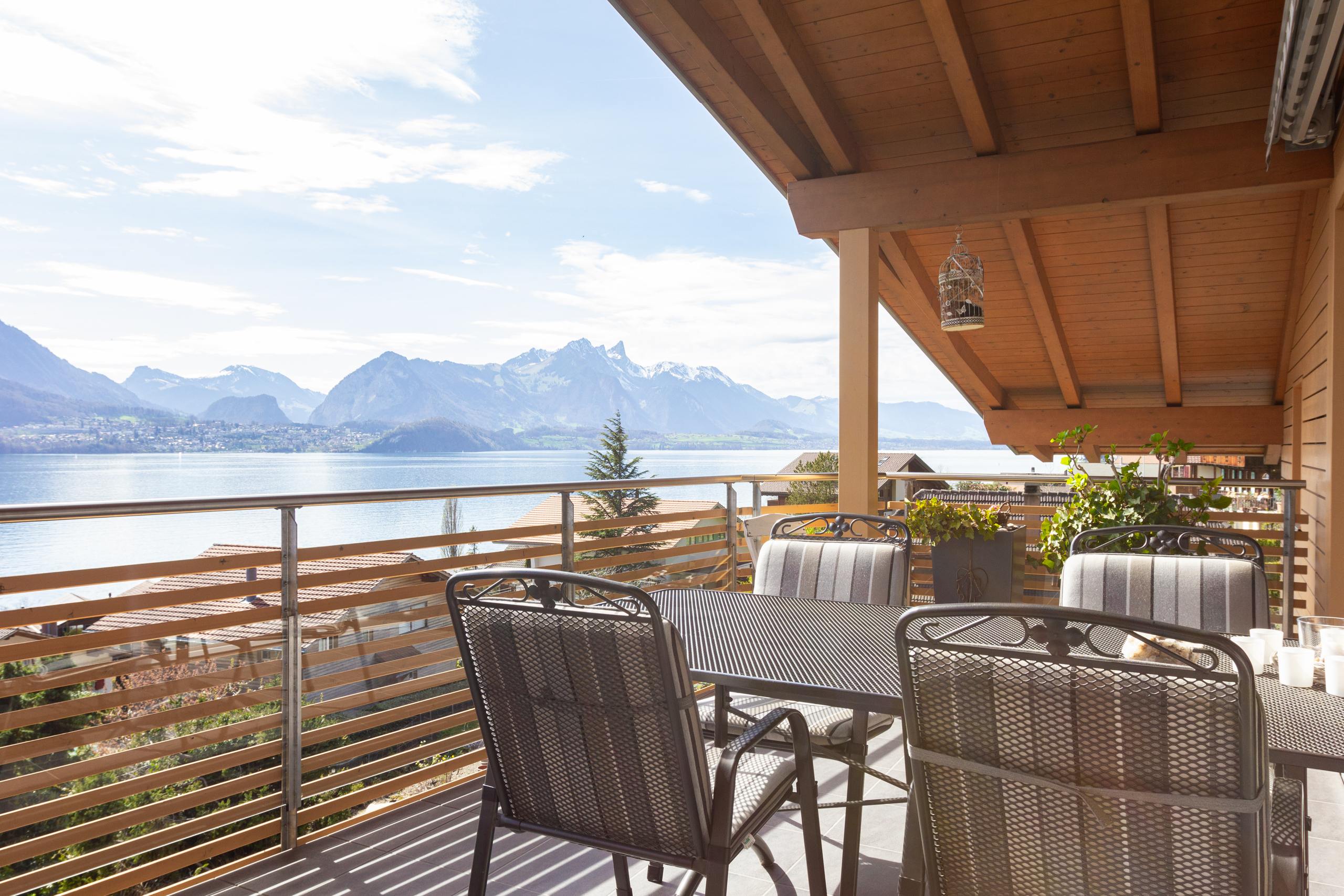 Balkon mit Seeblick und Bergpanorama