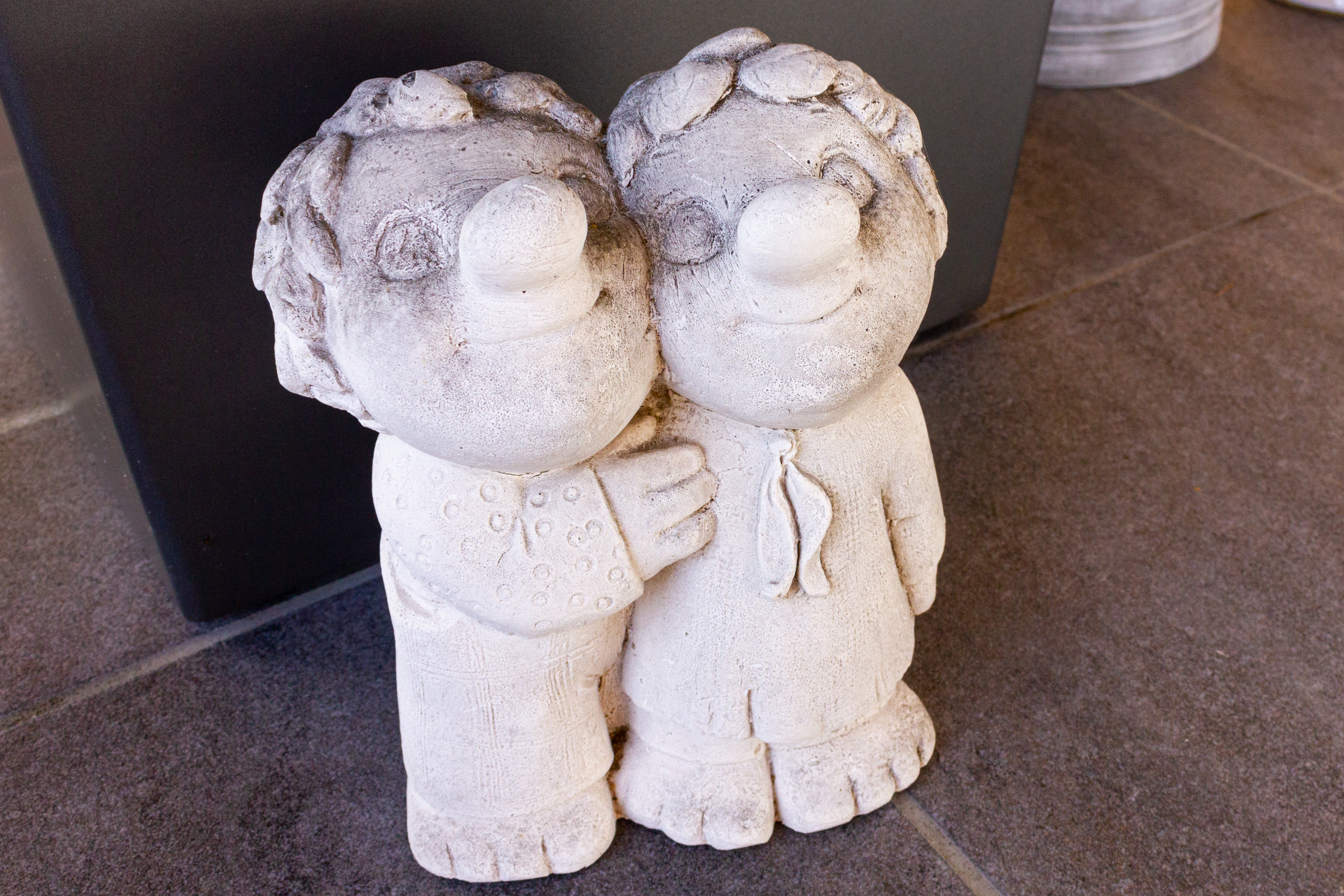 Dekorative Figur auf Boden