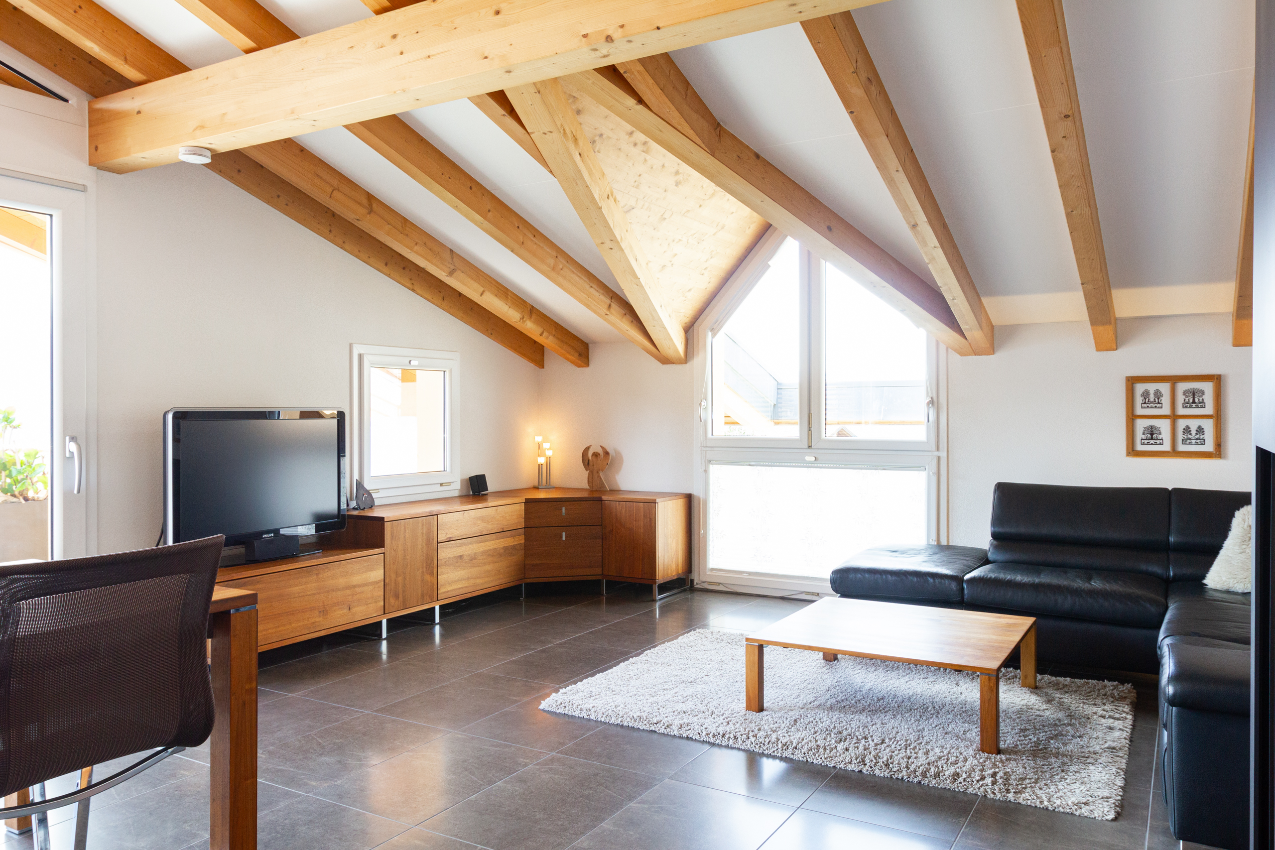 Heller Wohnraum mit sichtbaren Holzbalken