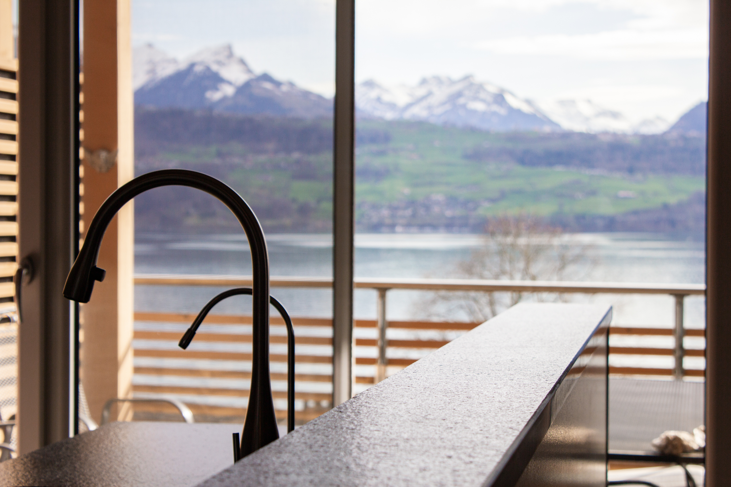 Küchenfenster mit Seeblick