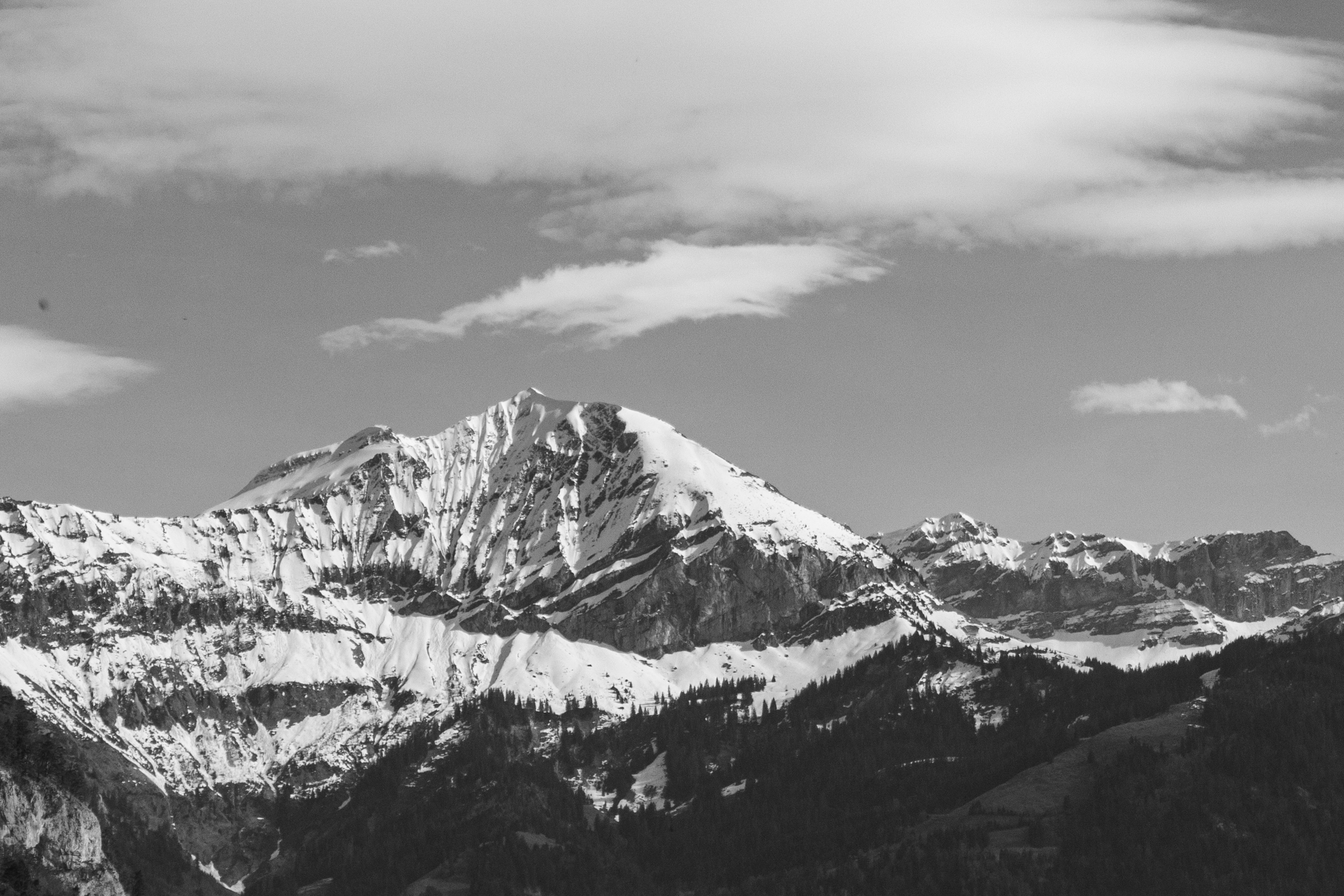 Berglandschaft mit schneebedeckten Gipfeln