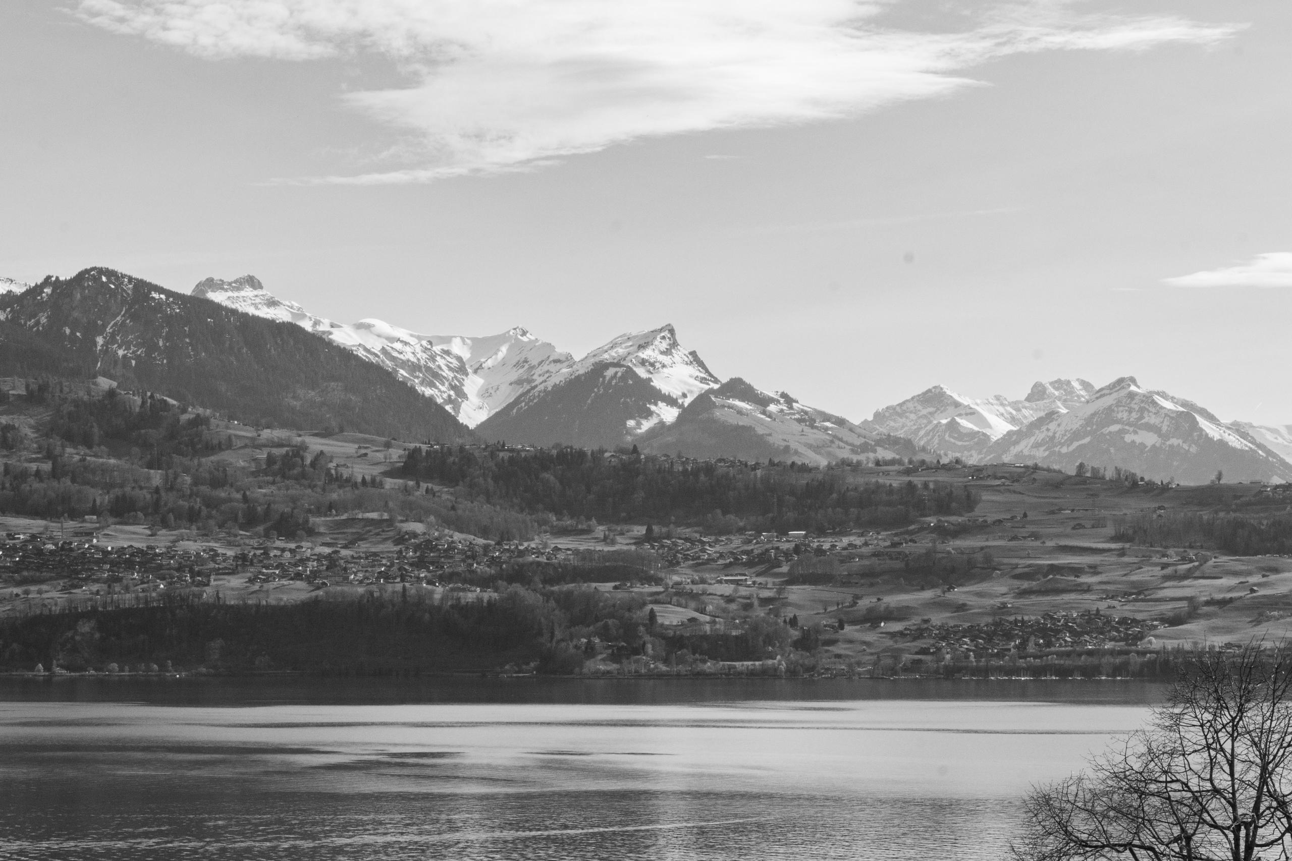 Schneebedecktes Alpenpanorama mit See im Vordergrund