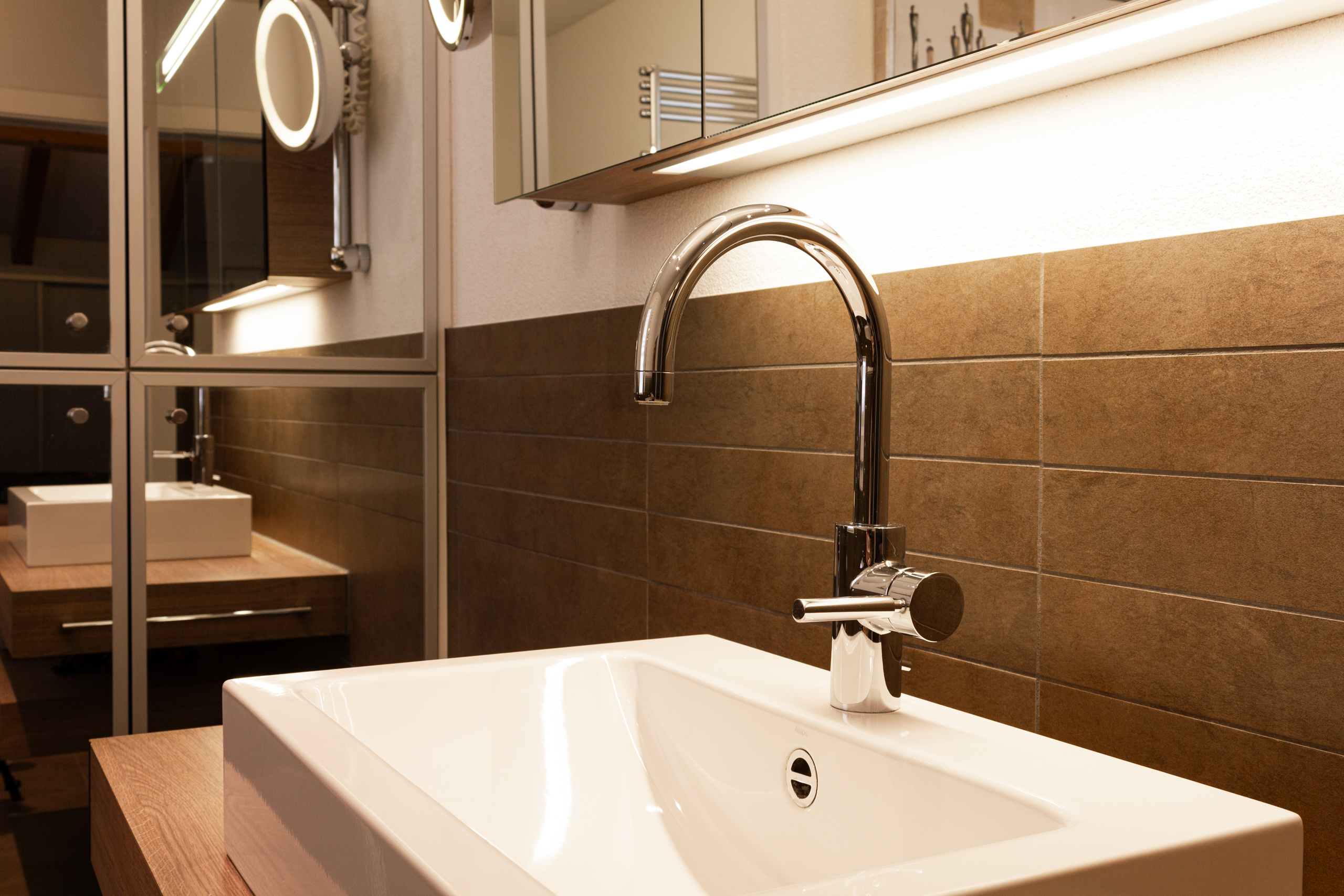 Modernes Badezimmer mit Waschtisch und Spiegel