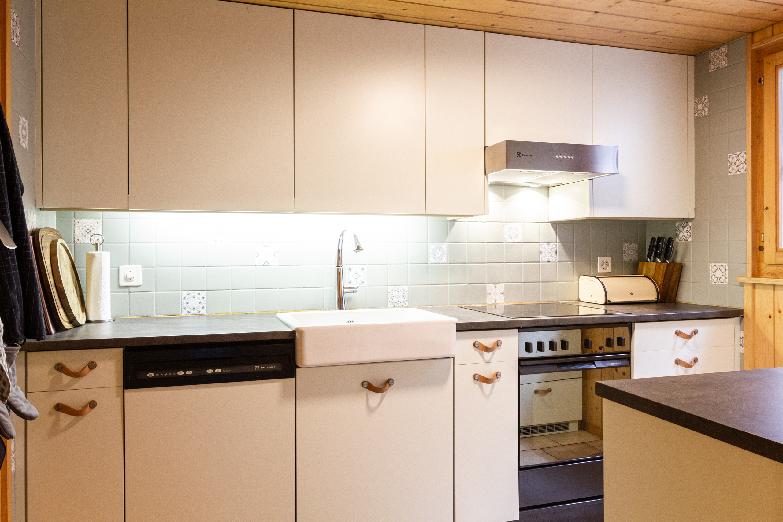 Helle Einbauküche mit Holzdetails