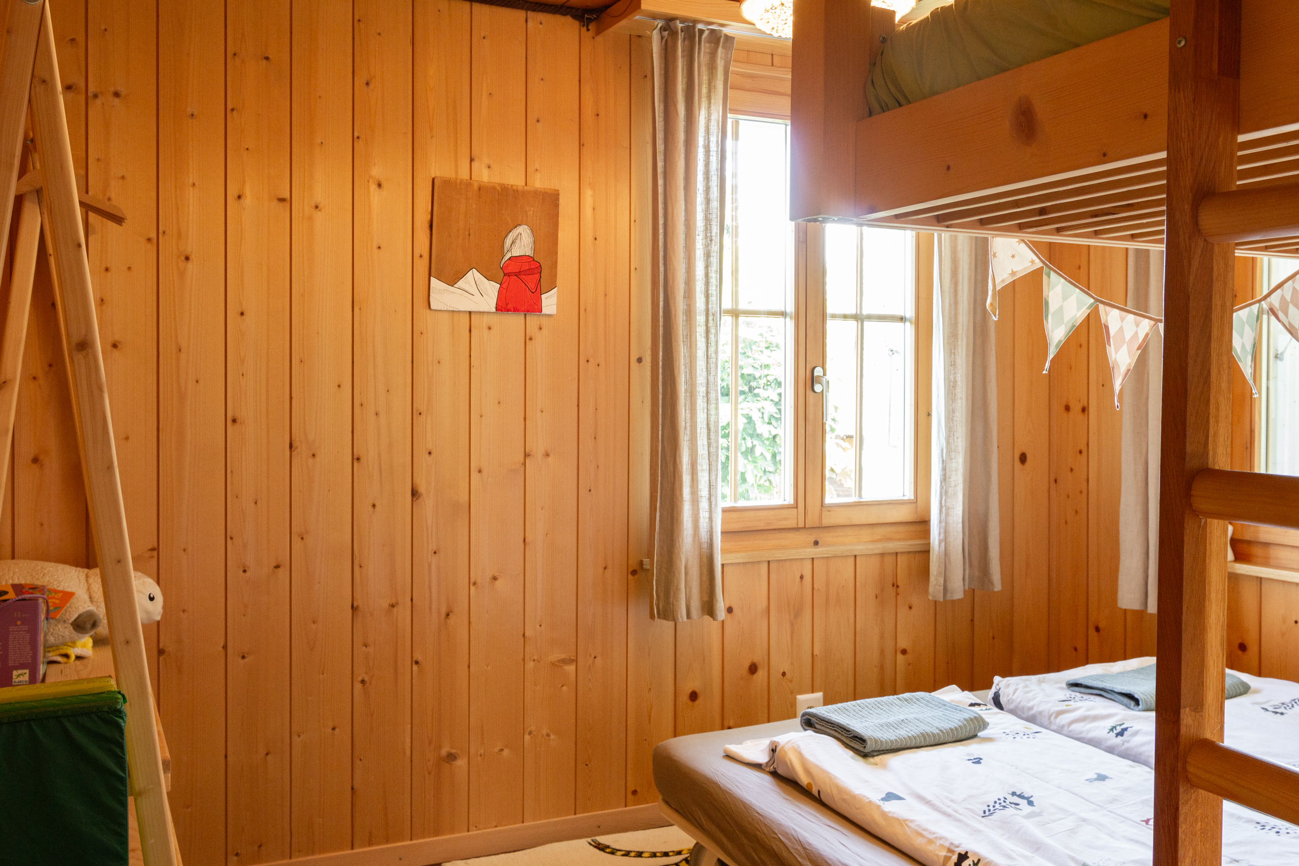 Holzverkleidetes Kinderzimmer mit Etagenbett
