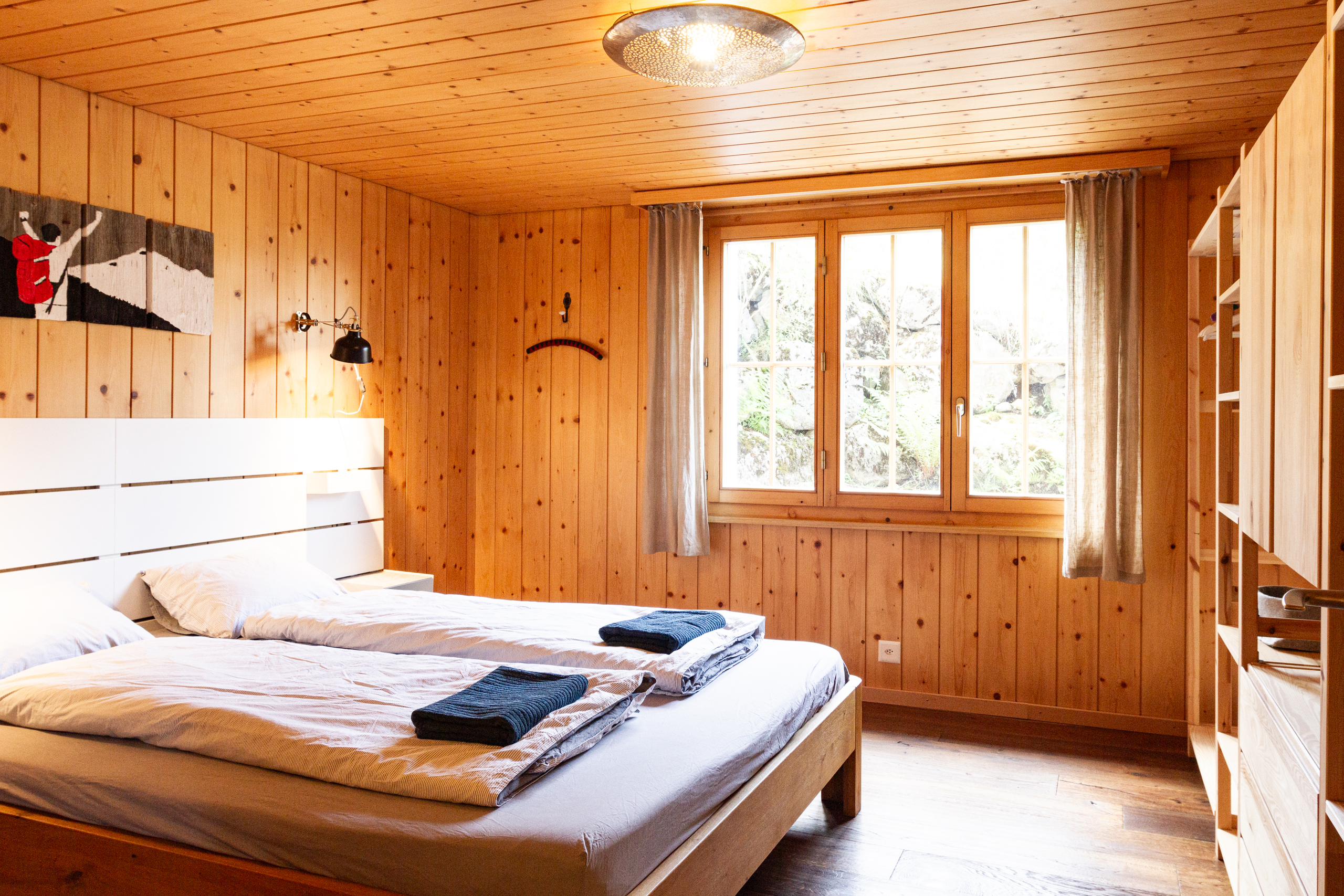 Gemütliches Schlafzimmer mit Holzvertäfelung
