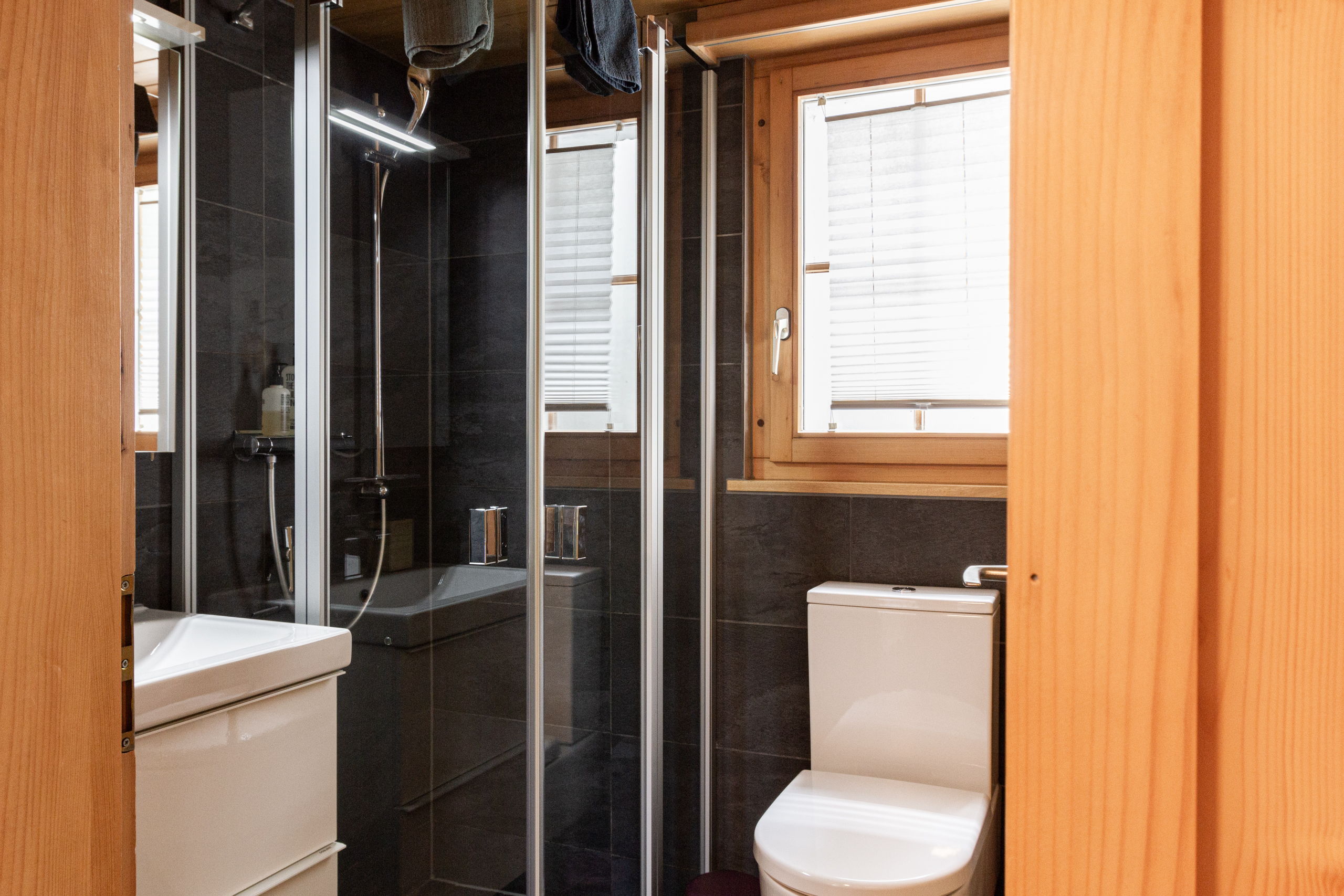Modernes Badezimmer mit Dusche und WC