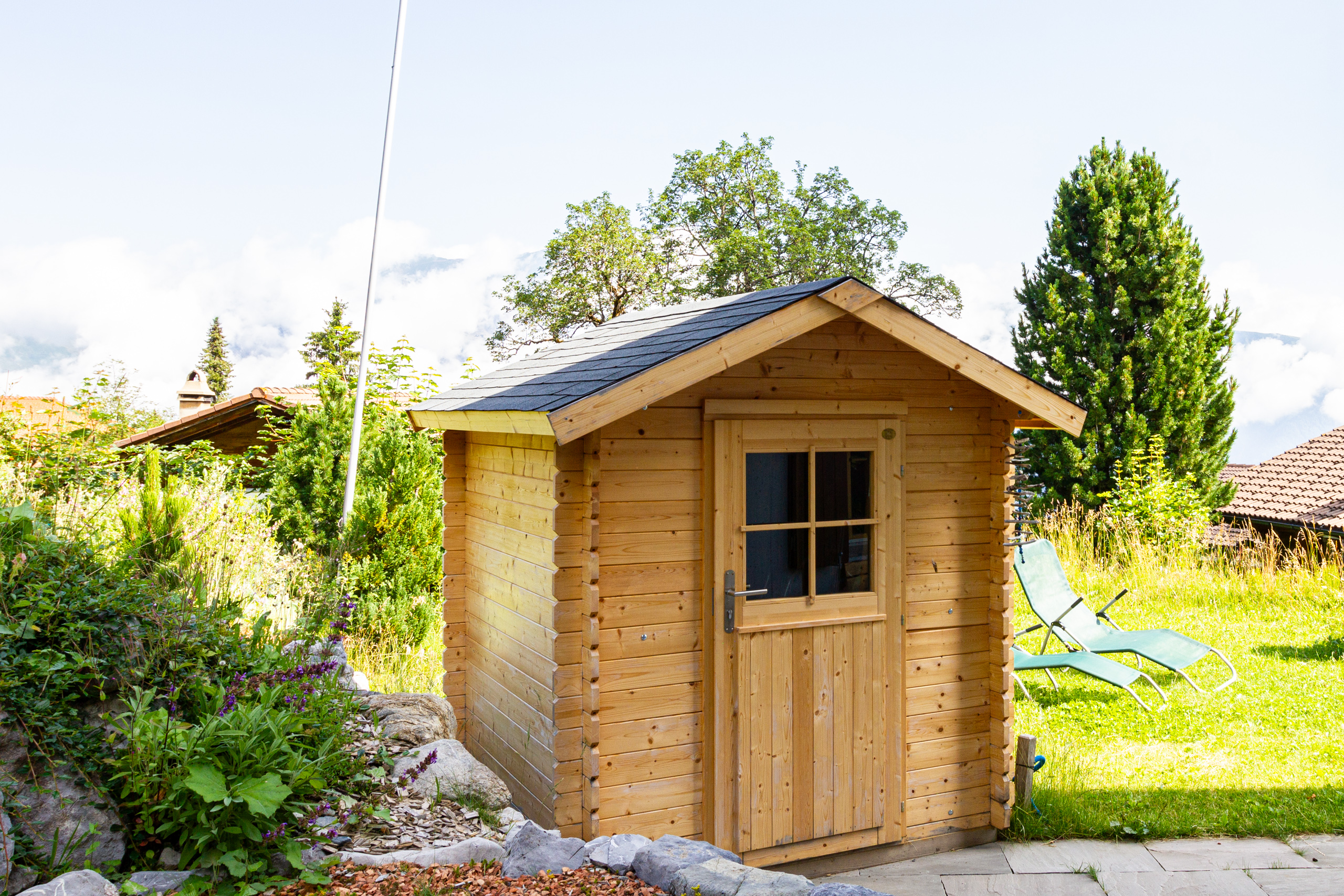 Holz-Gartenhaus im grünen Außenbereich