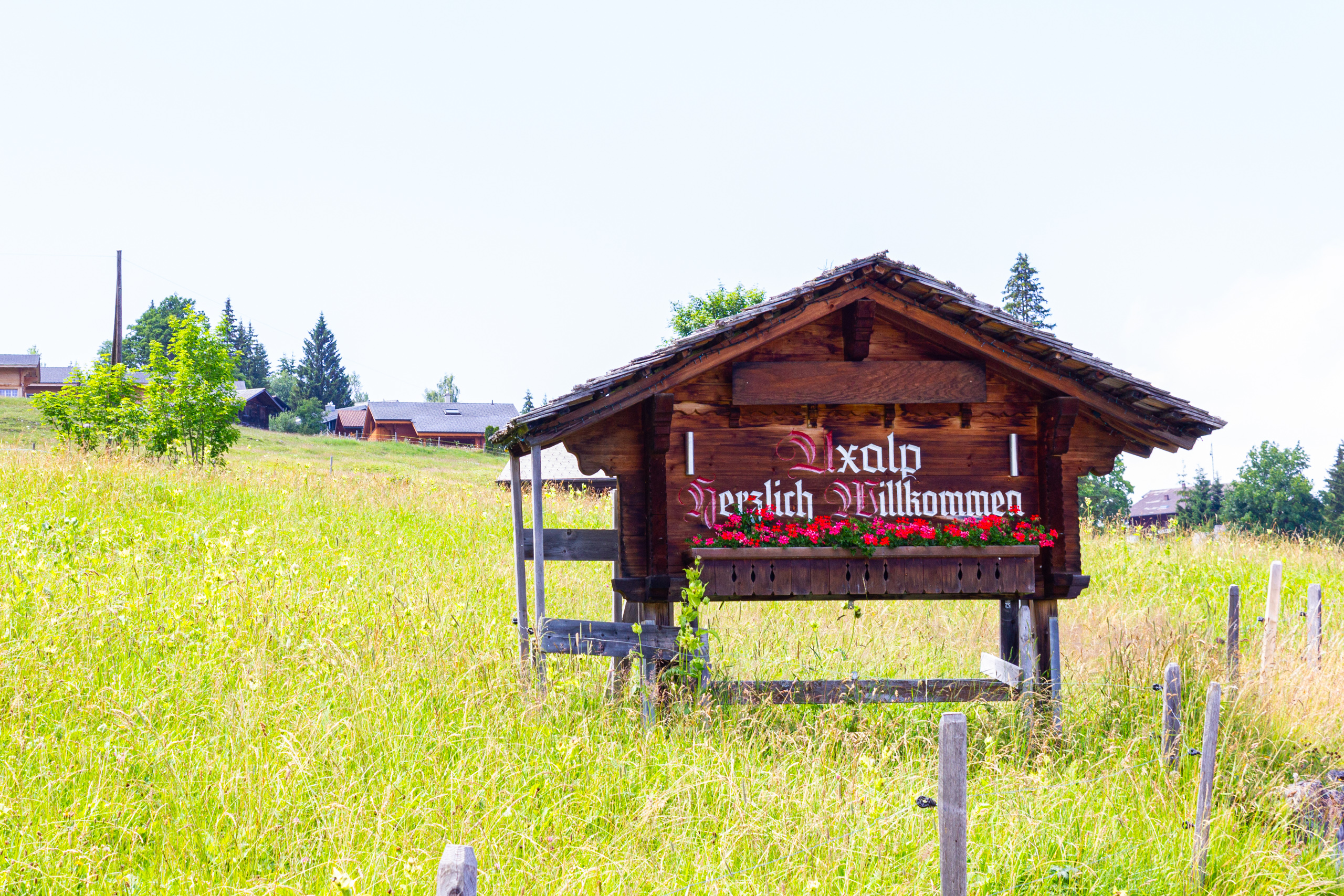 Holzhütte mit Willkommensschild