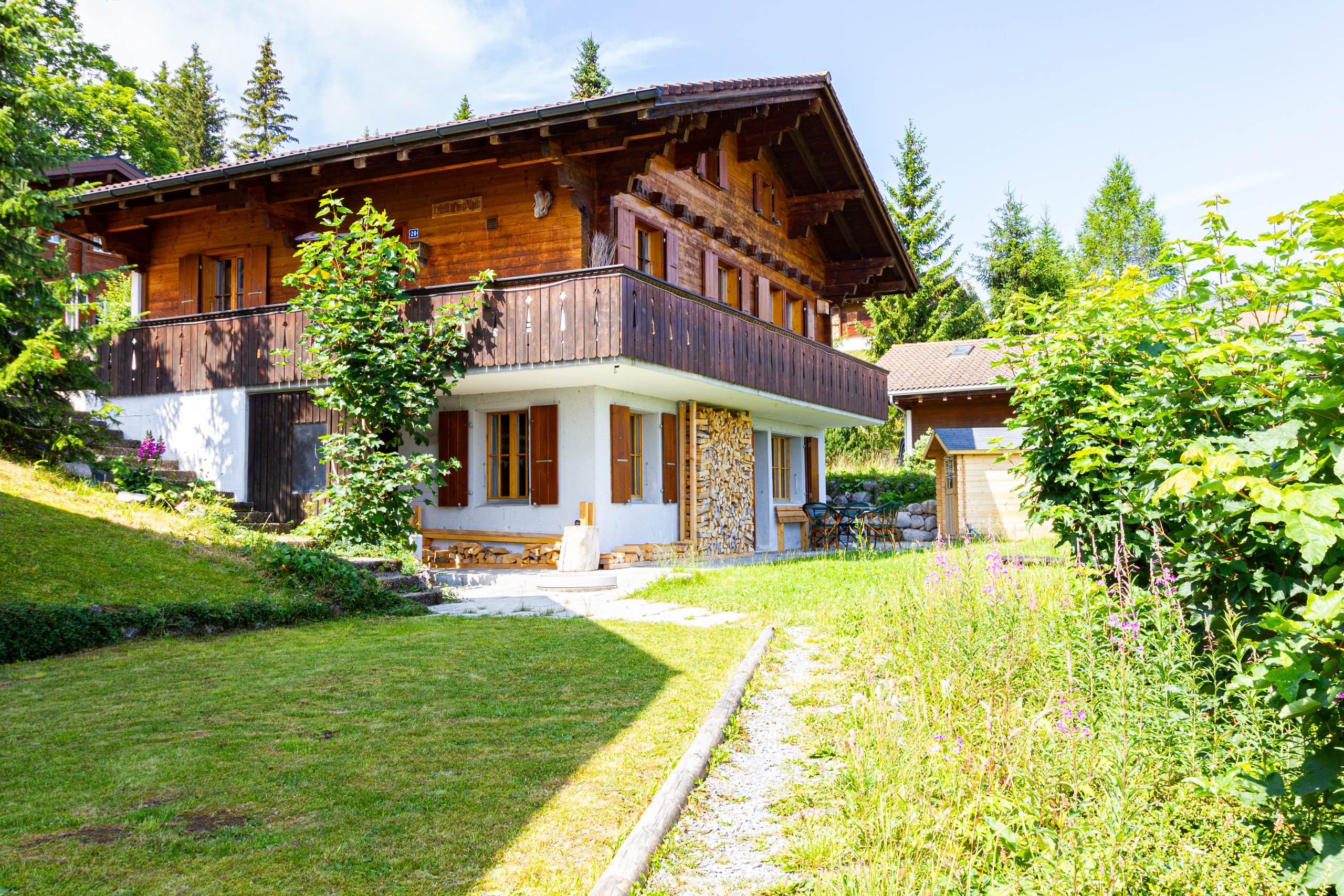 Traditionelles Holzhaus mit Garten