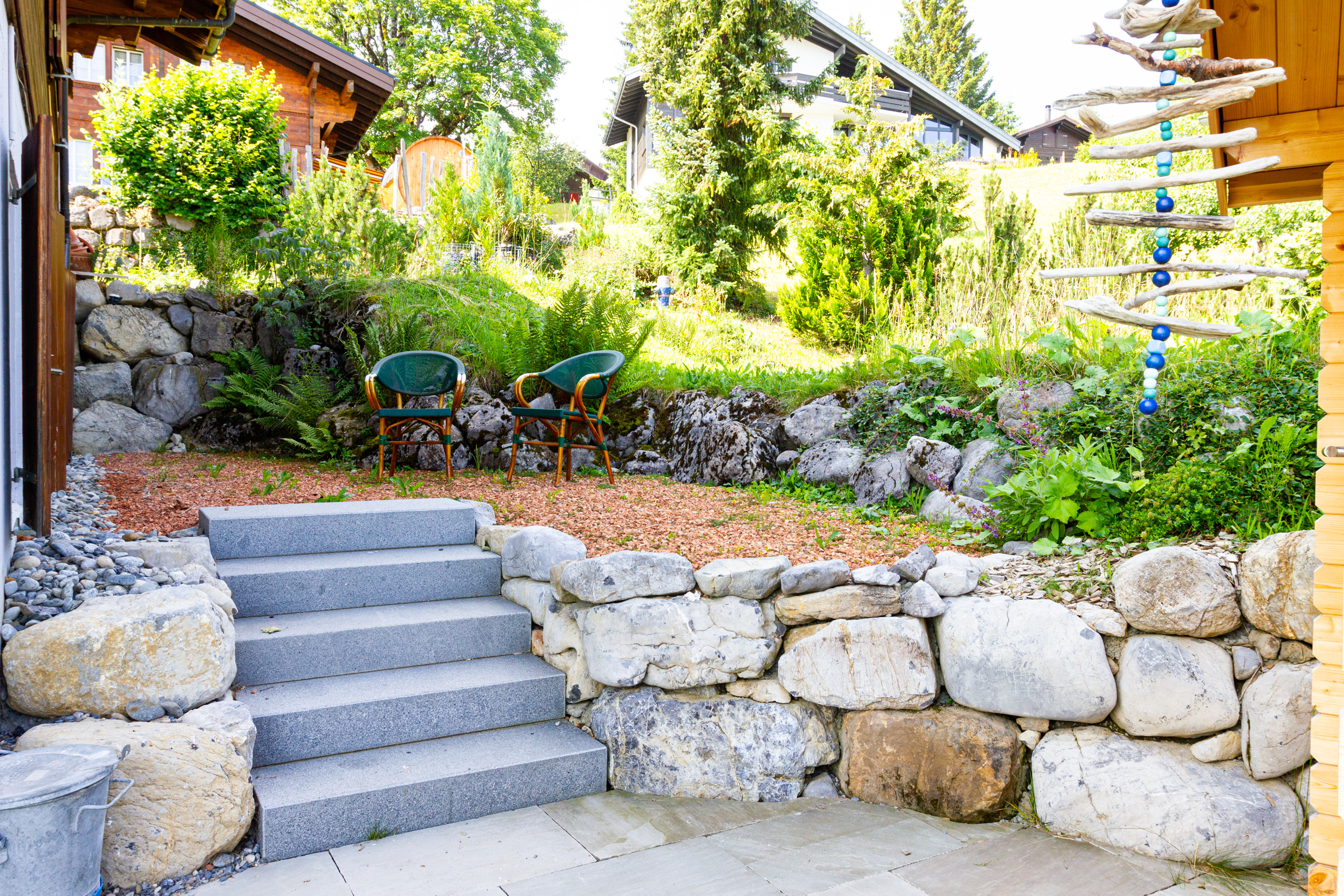 Naturgarten mit Sitzplatz und Steintreppe