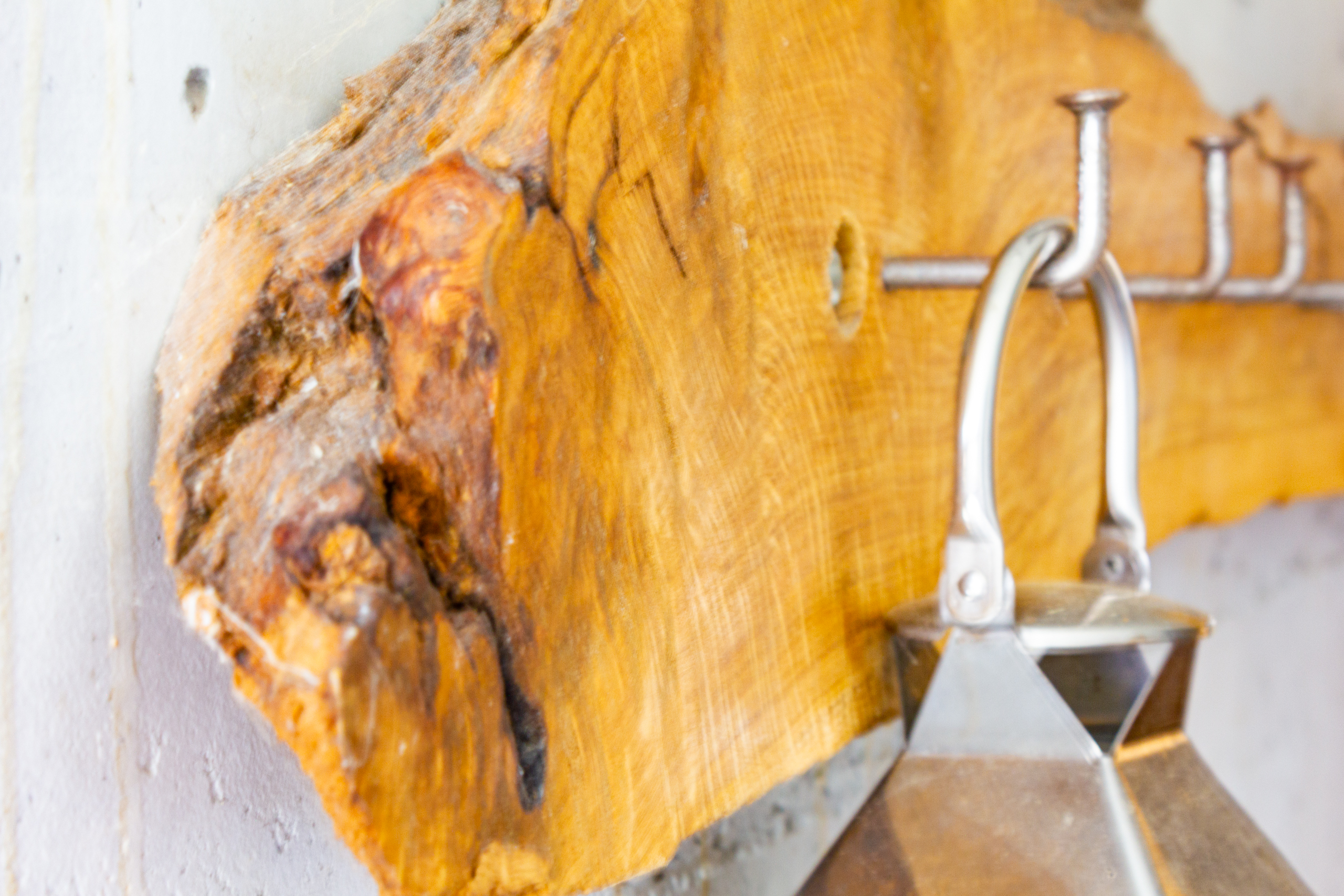 Holzstück mit Metallhaken