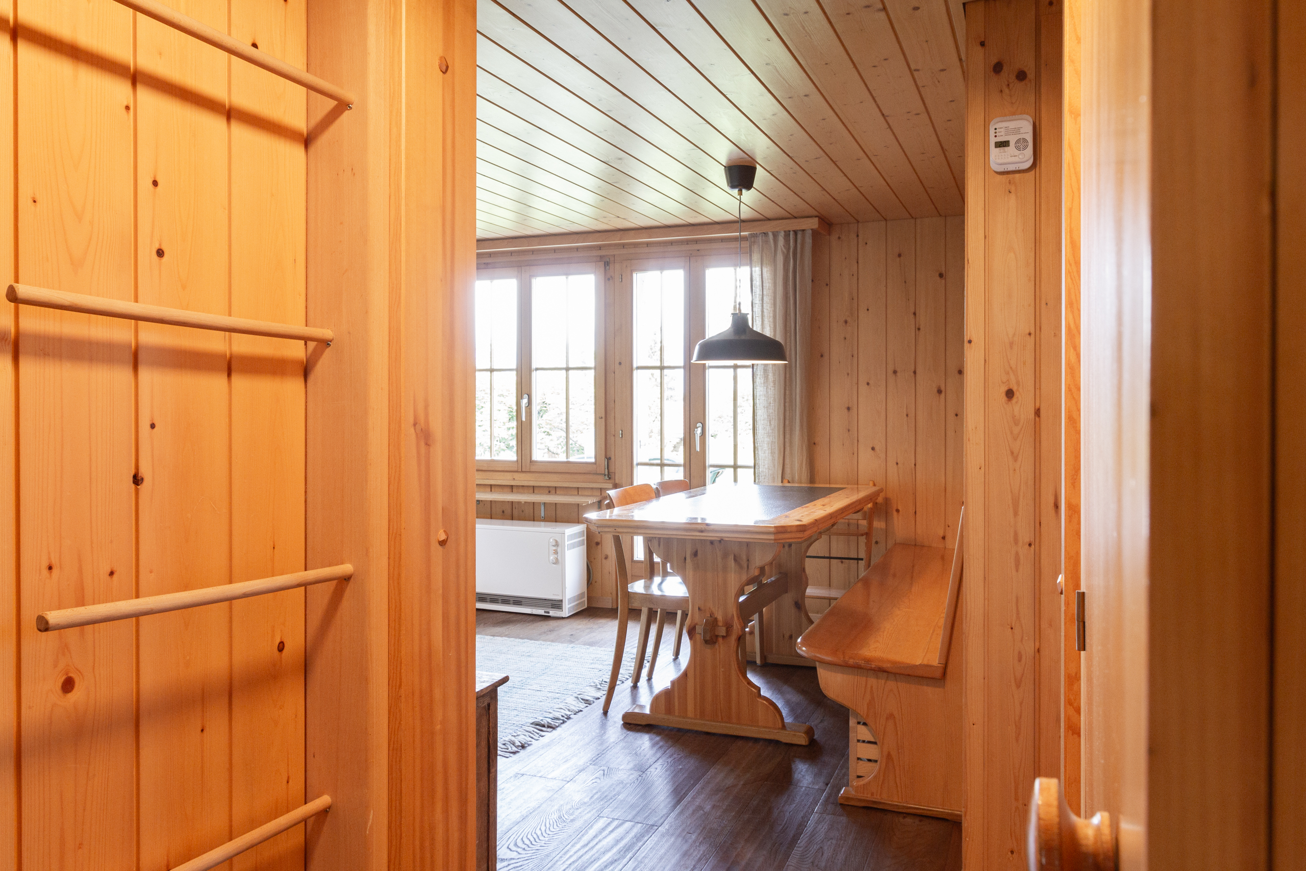 Holzvertäfelter Essbereich