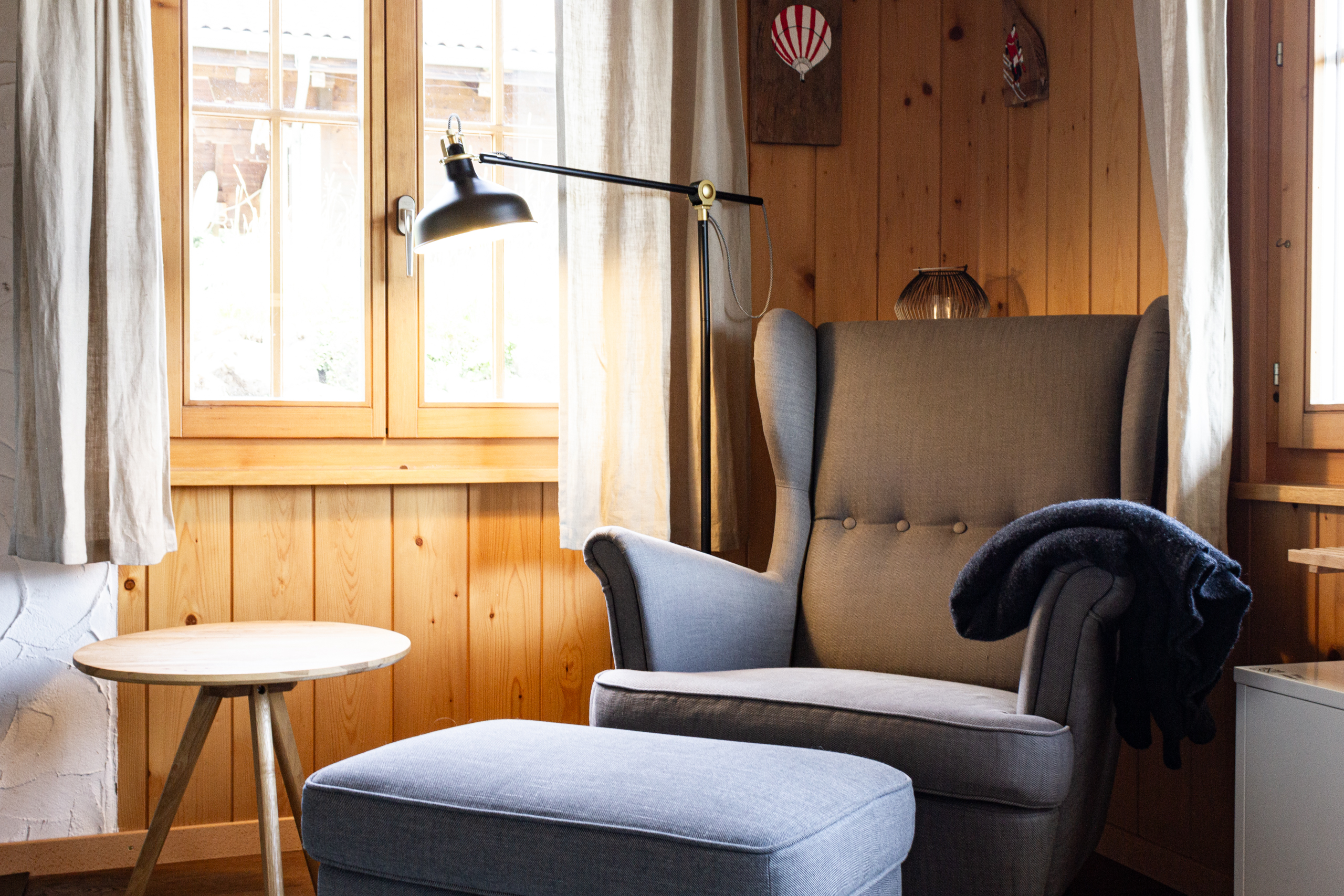 Gemütliche Leseecke mit Sessel und Holzverkleidung