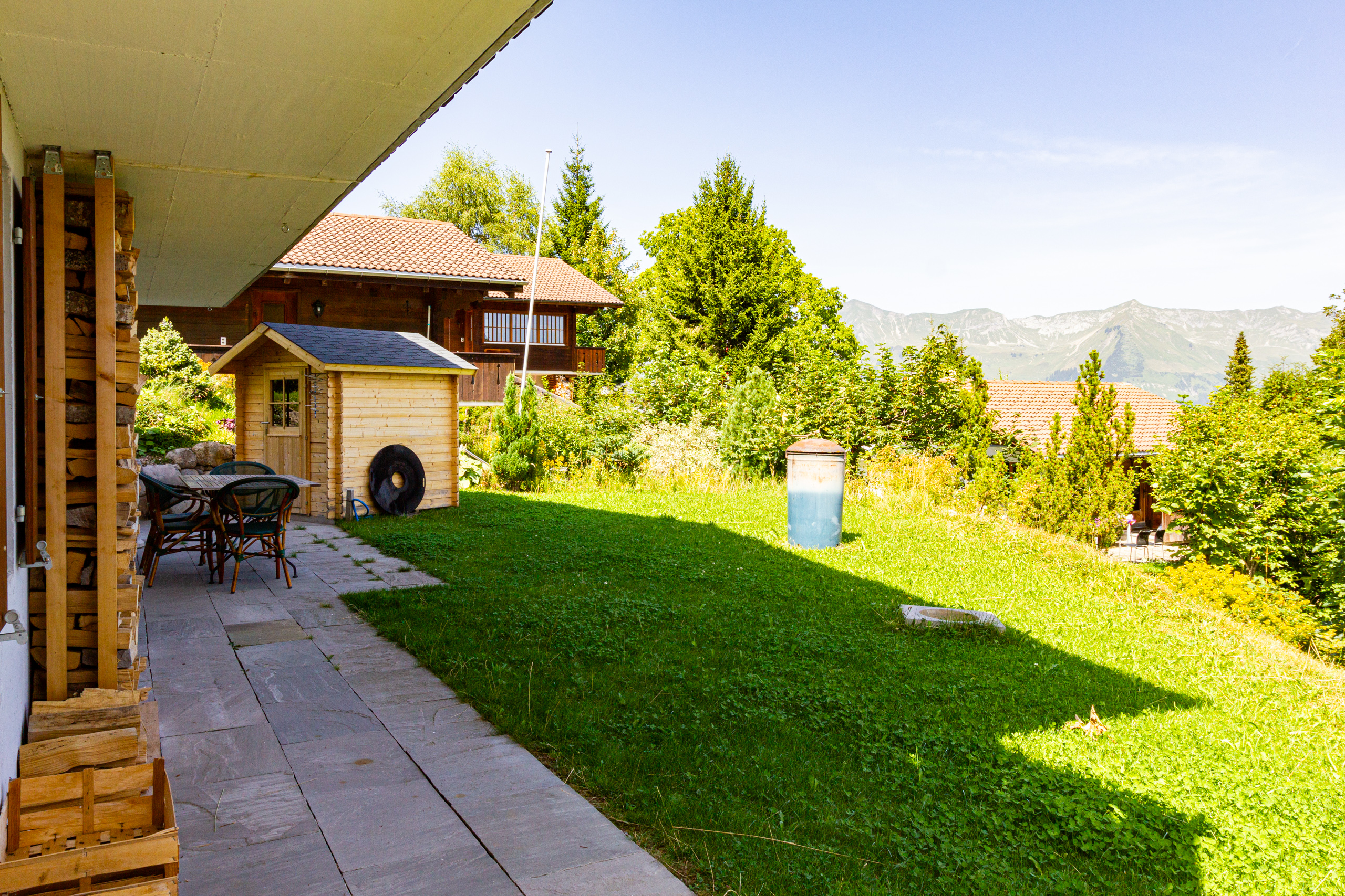 Blick auf Garten und Berghang