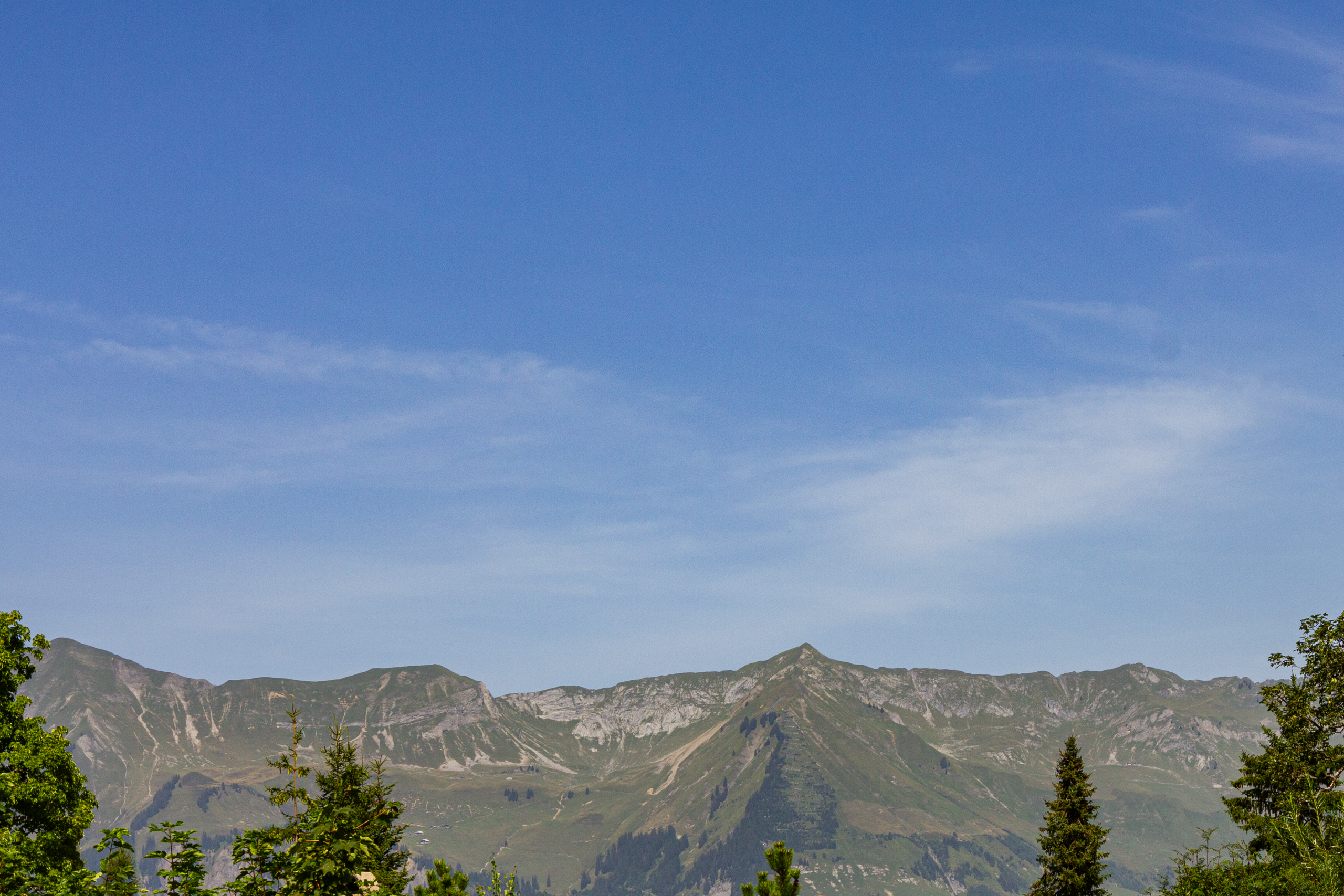 Bergpanorama mit weiter Himmelsansicht