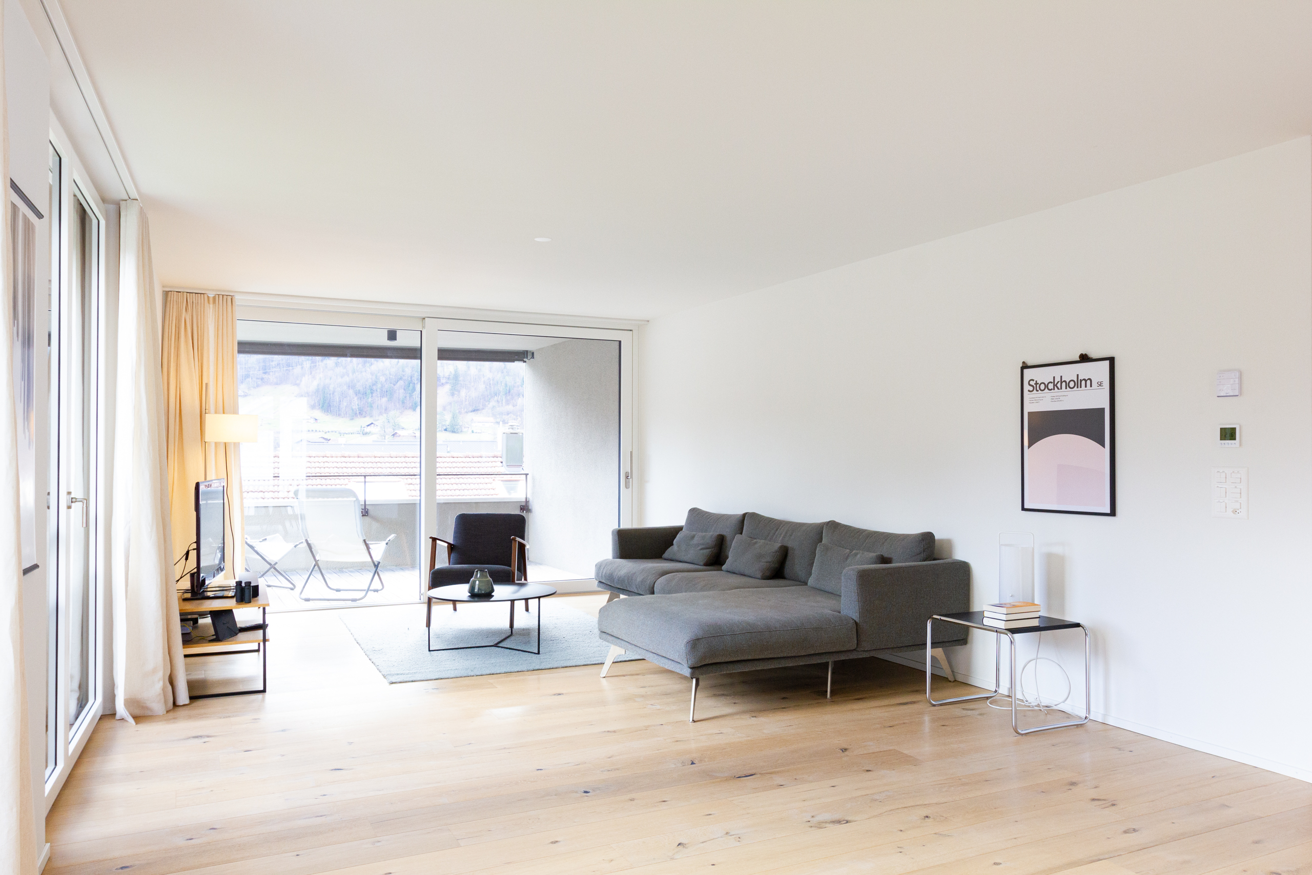 Helles Wohnzimmer mit Balkonzugang