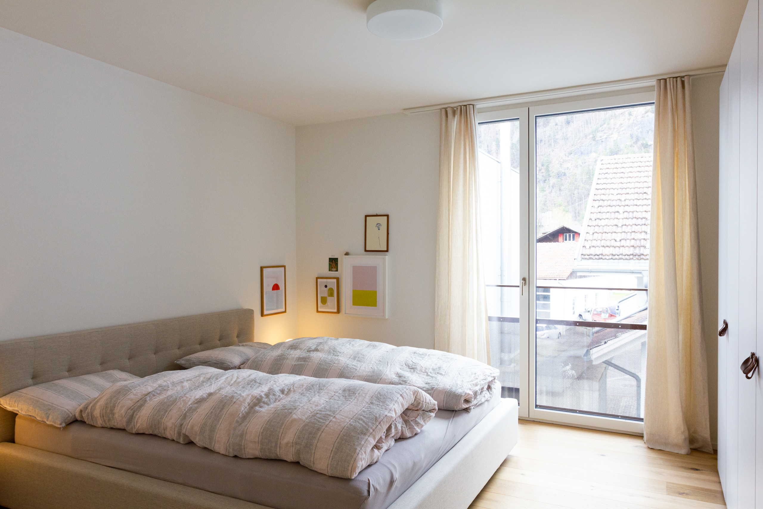 Helles Schlafzimmer mit Balkonblick