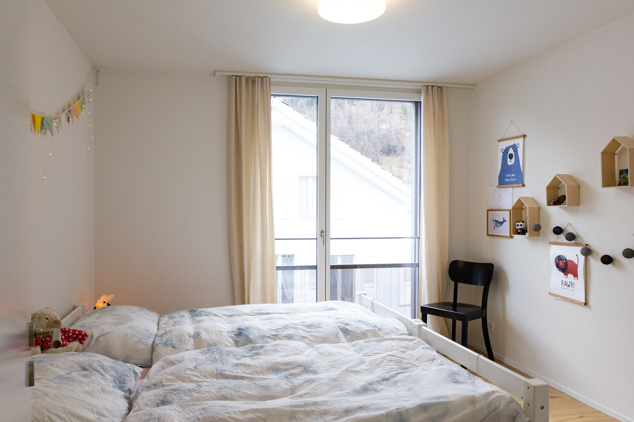 Kinderzimmer mit Doppelbett und Fenster