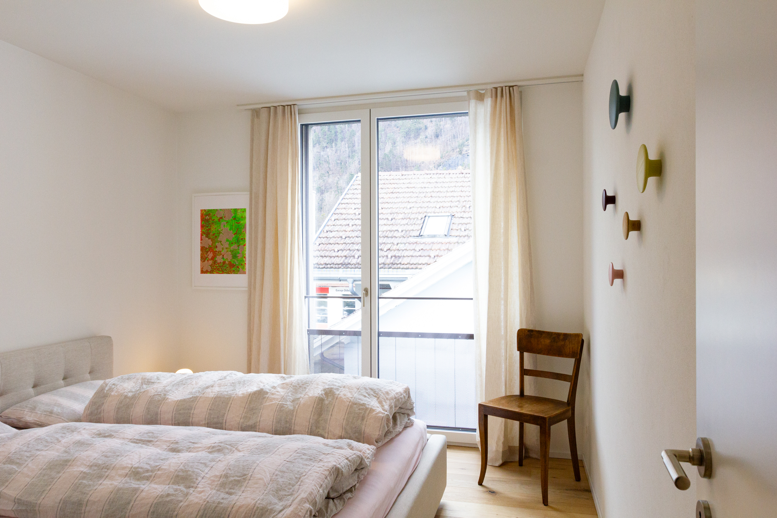 Helles Schlafzimmer mit Balkonfenster