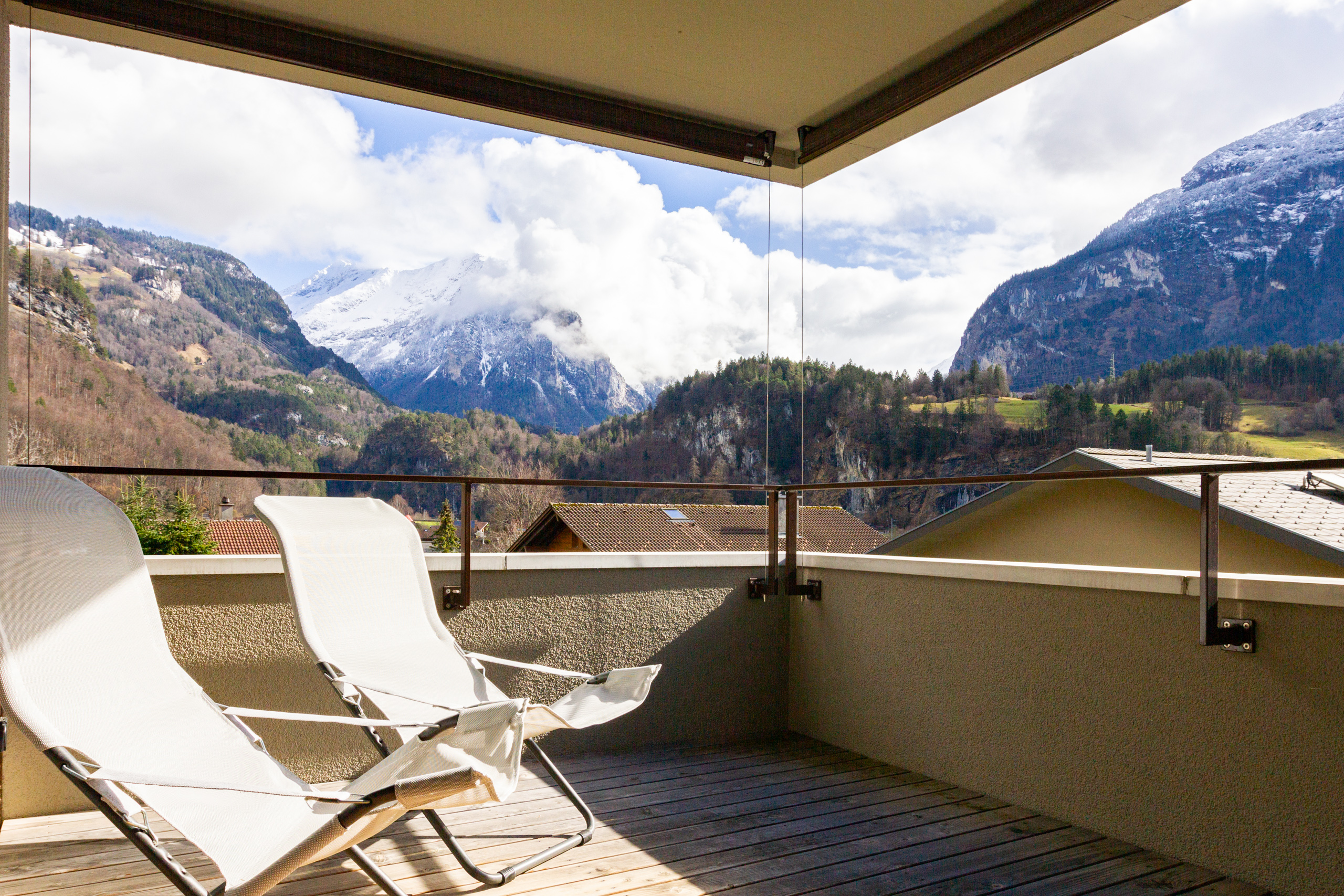 Balkon mit Bergpanorama