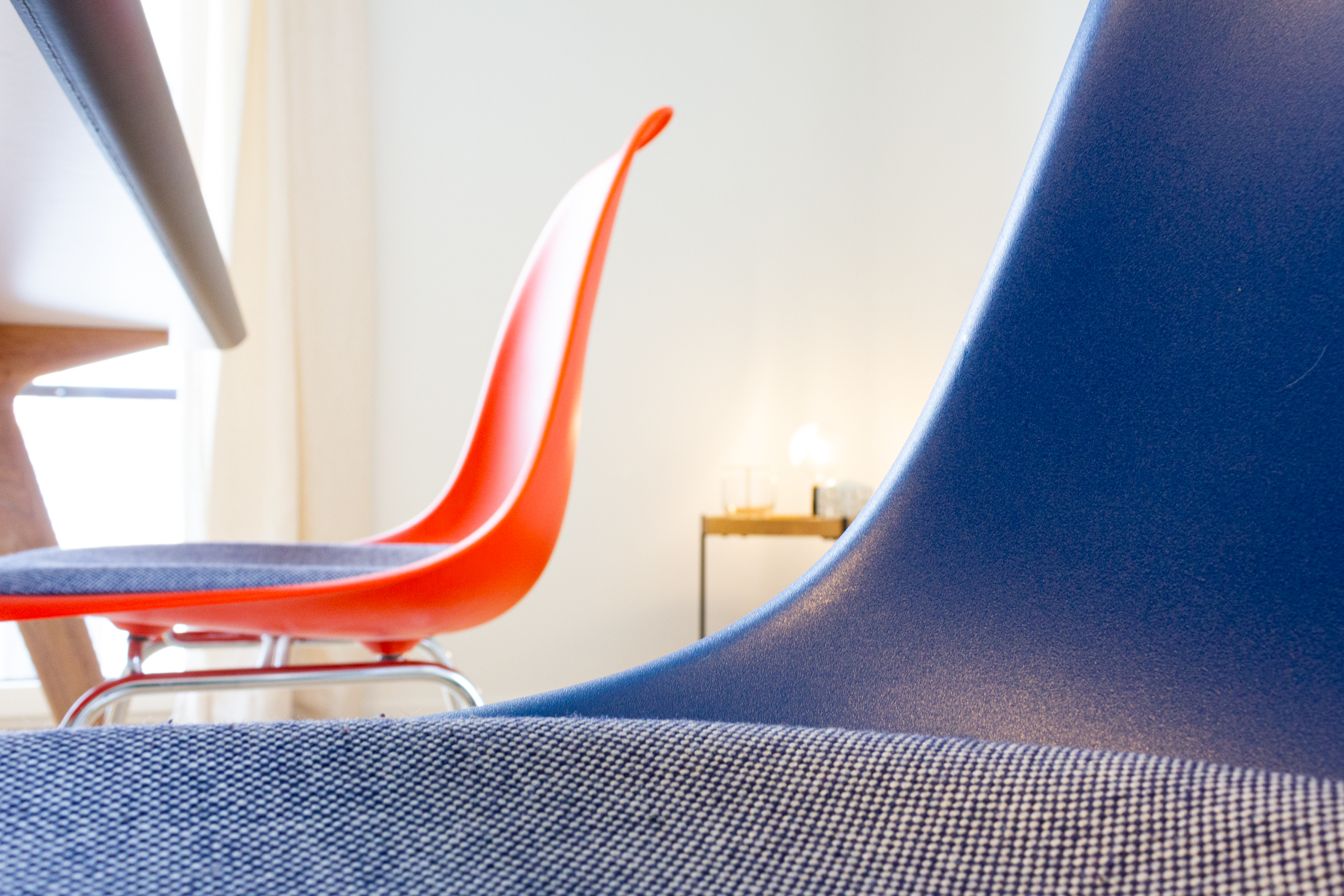 Moderne Stühle in hellem Innenraum