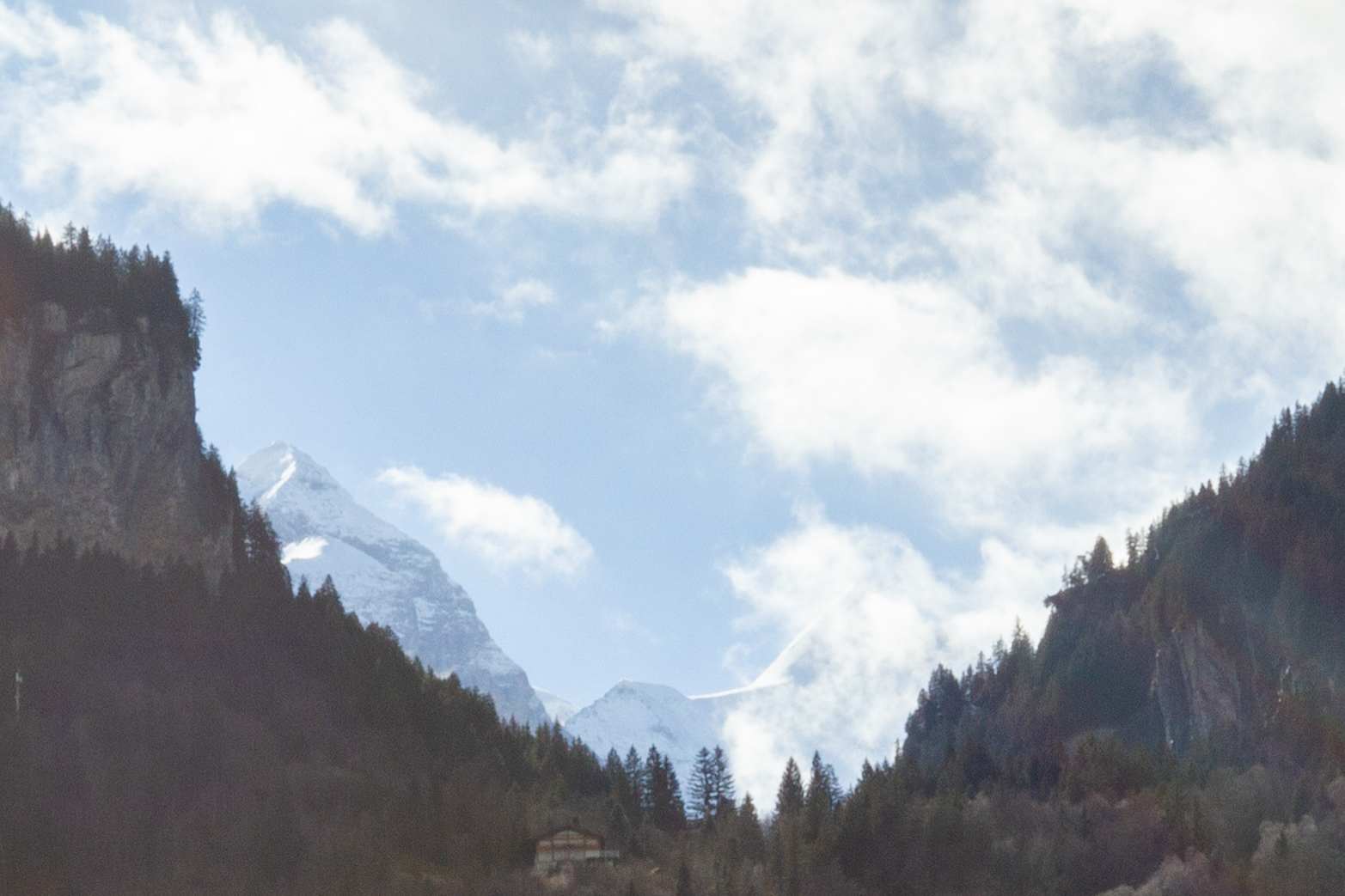 Berglandschaft mit verschneitem Gipfel