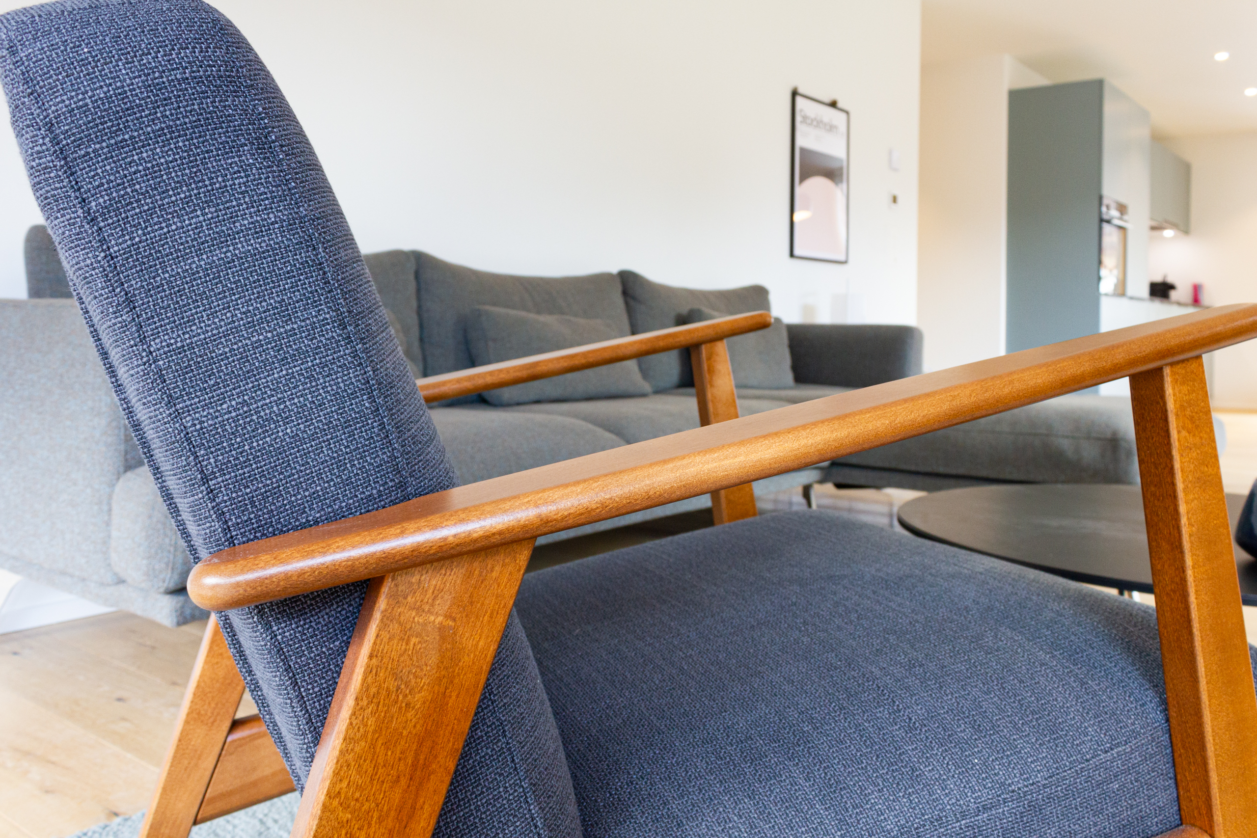 Modernes Wohnzimmer mit Blick in die offene Küche