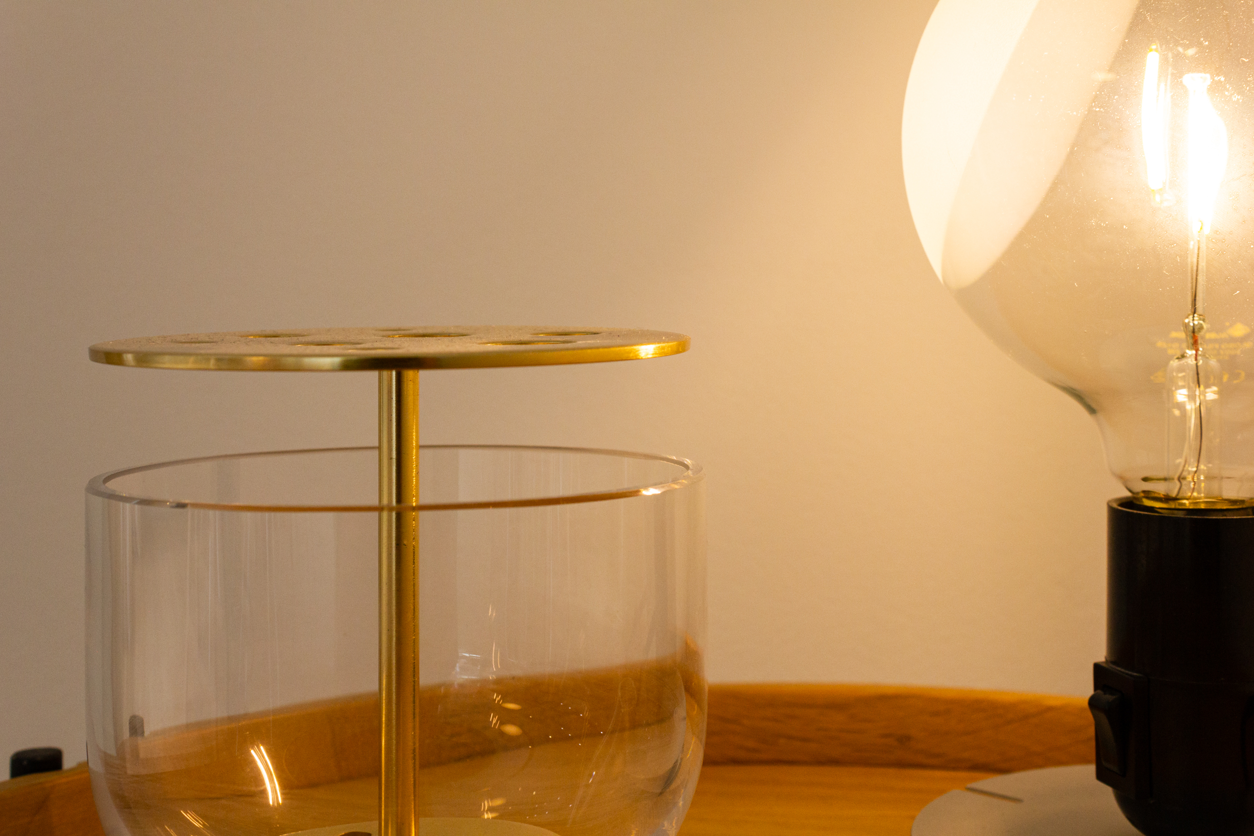 Dekorative Innenaufnahme mit Glas- und Messingelementen