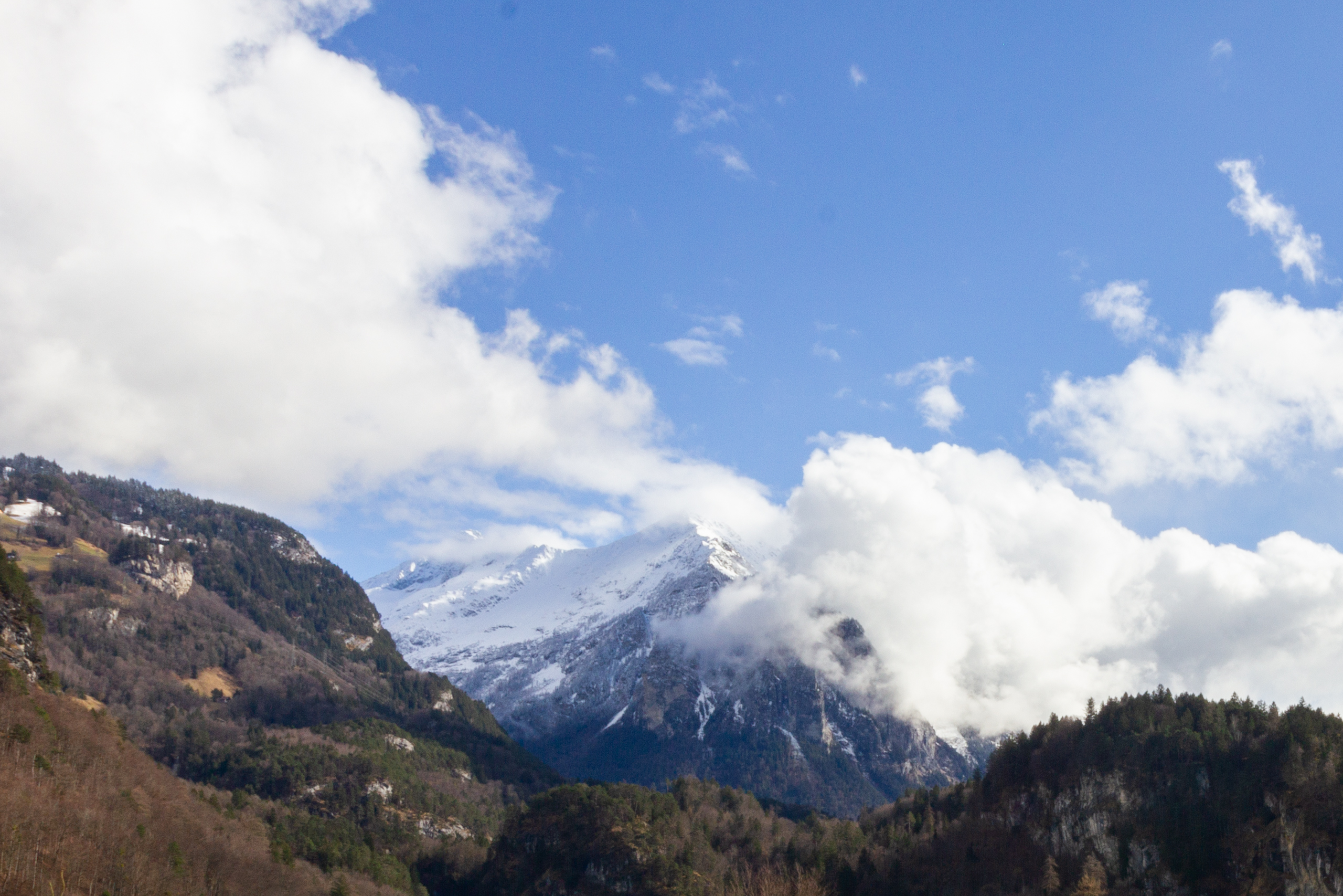 Berglandschaft mit schneebedecktem Gipfel