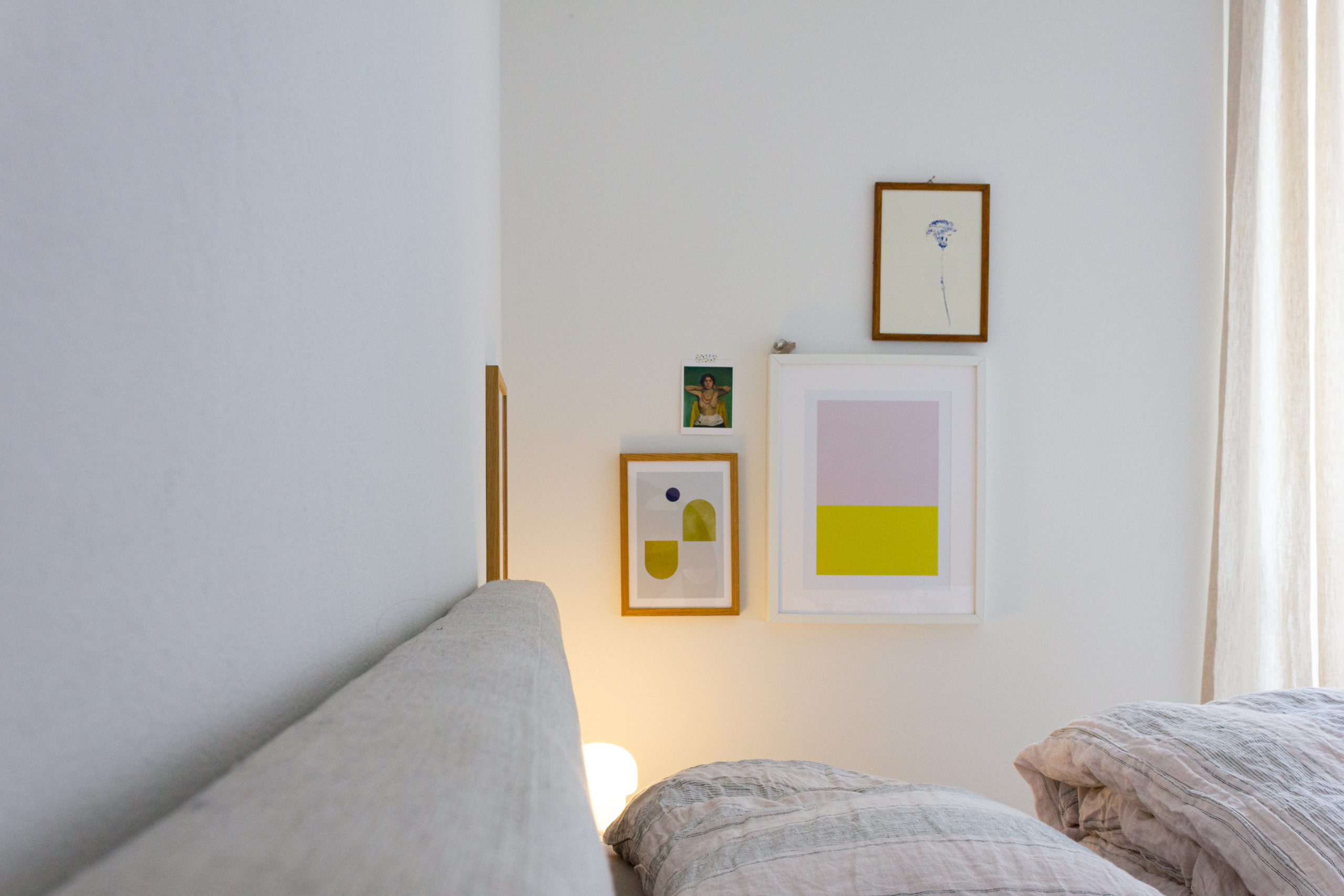 Helles Schlafzimmer mit Kunst an der Wand