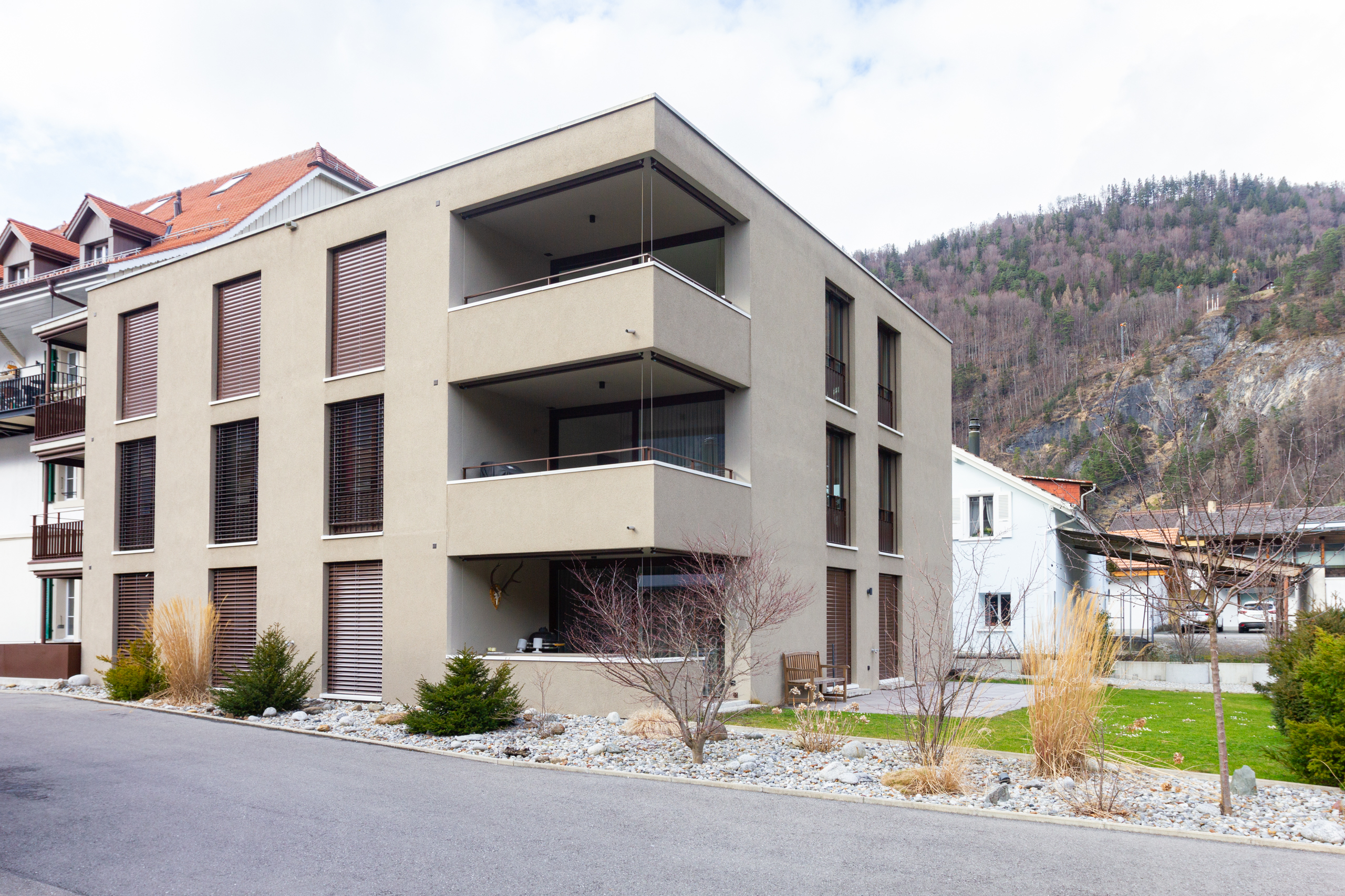 Modernes Mehrfamilienhaus mit Balkonen