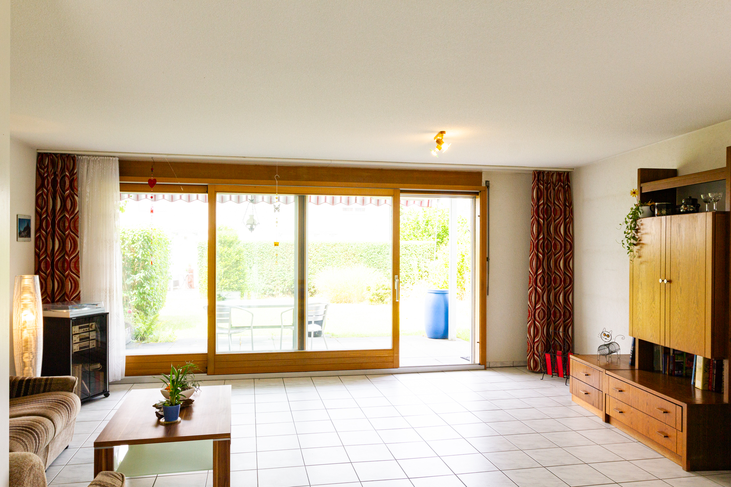 Helles Wohnzimmer mit großer Schiebetür zur Terrasse