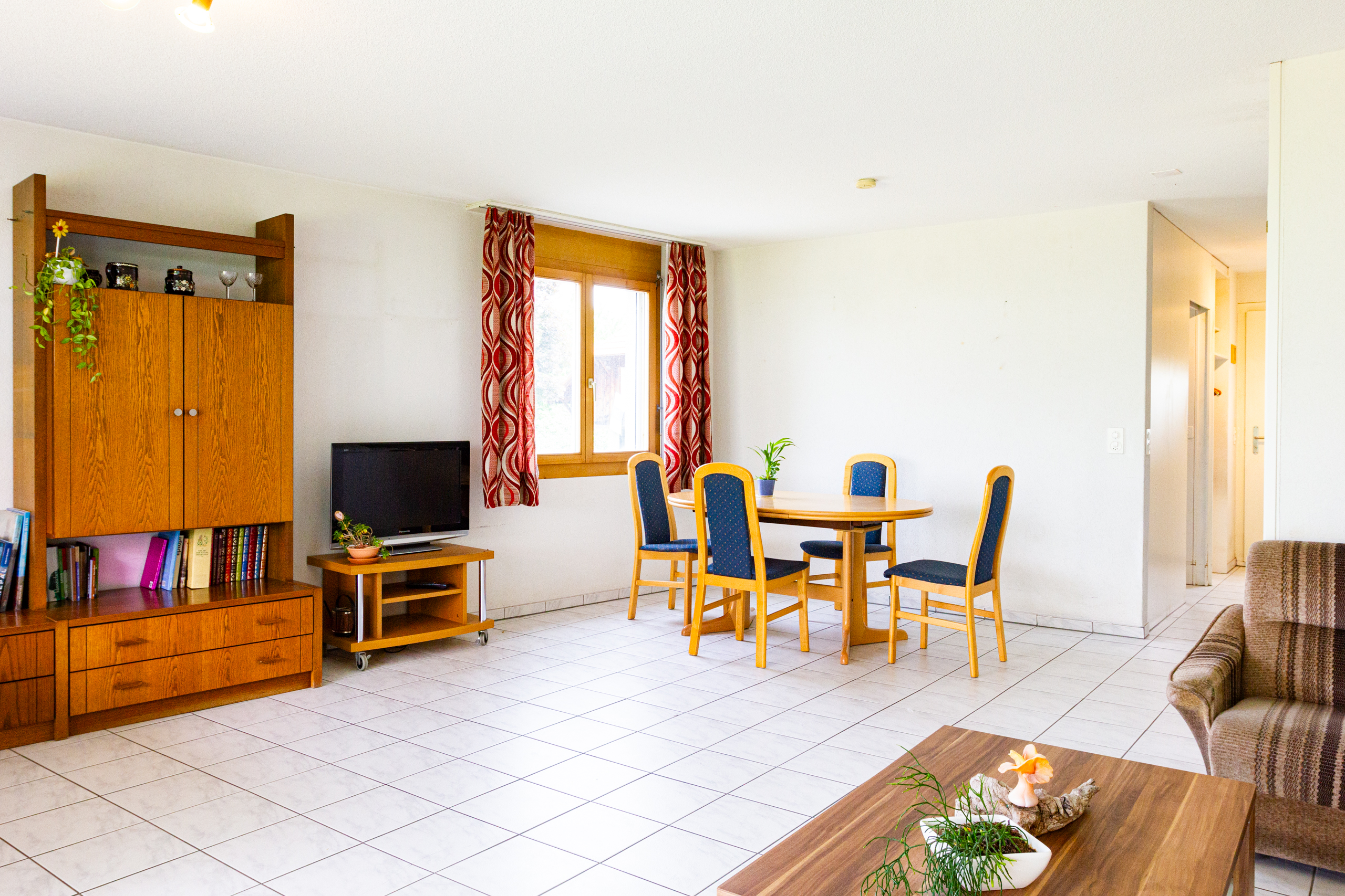 Helles Wohn- und Esszimmer mit Fliesenboden