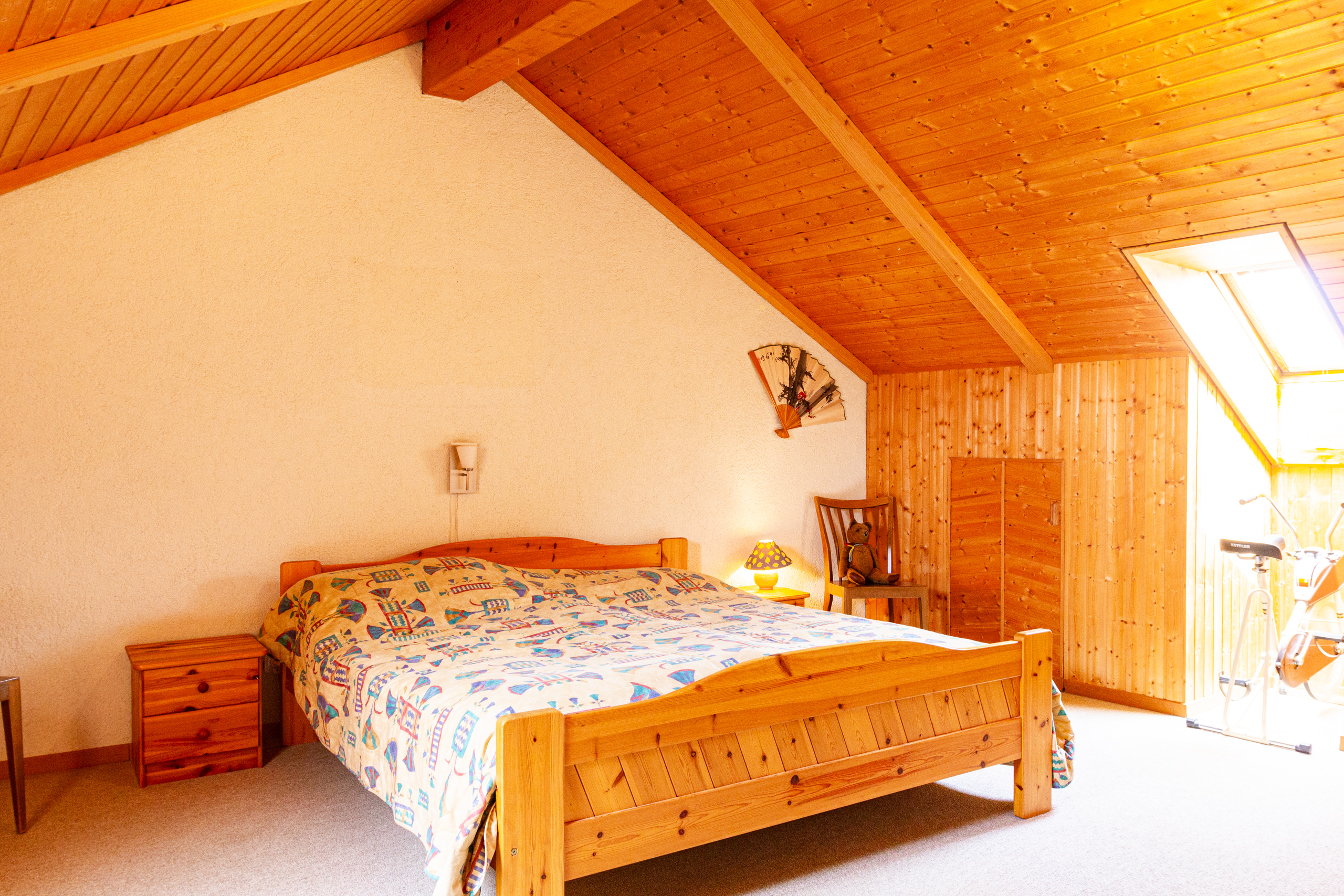 Gemütliches Dachgeschoss-Schlafzimmer mit Holzvertäfelung