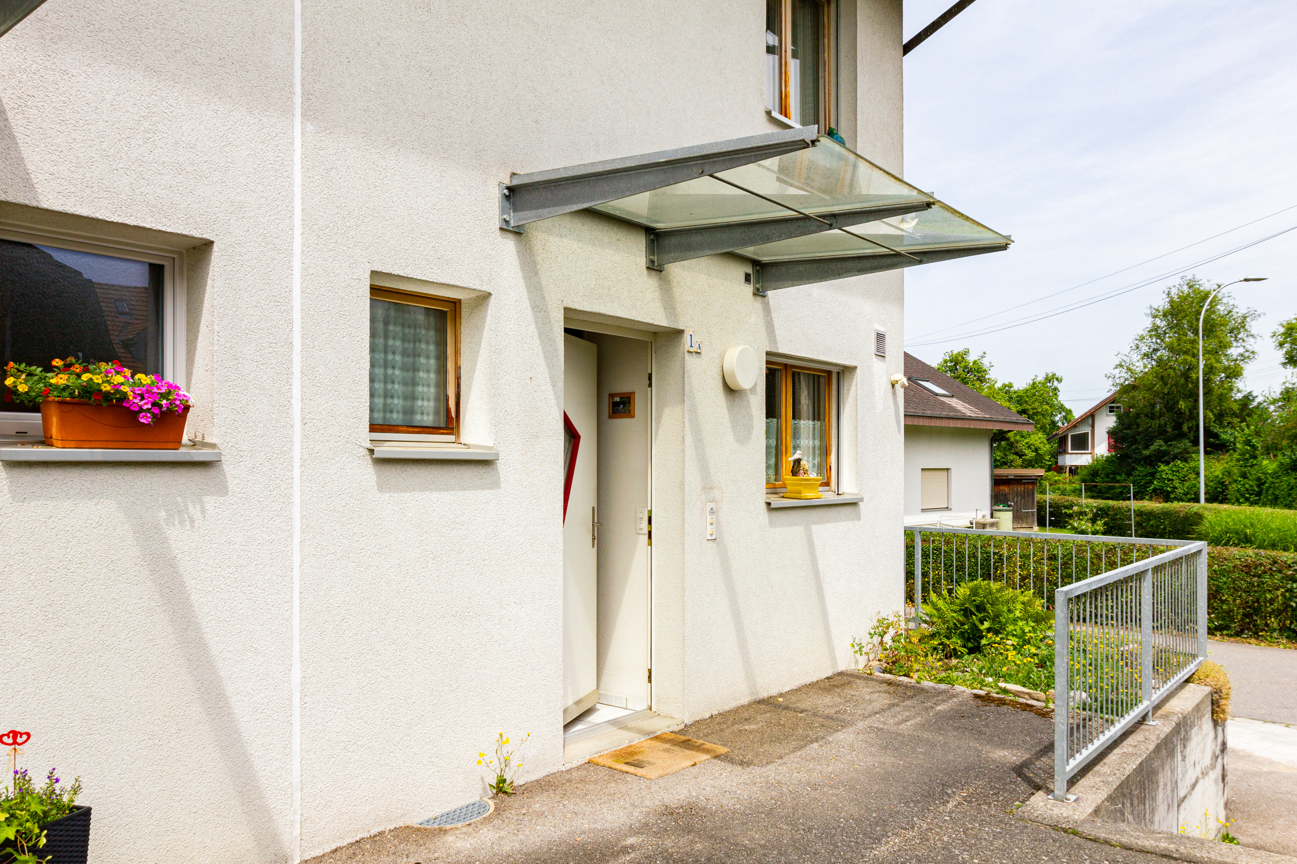 Hausfassade mit Eingang und Vordach
