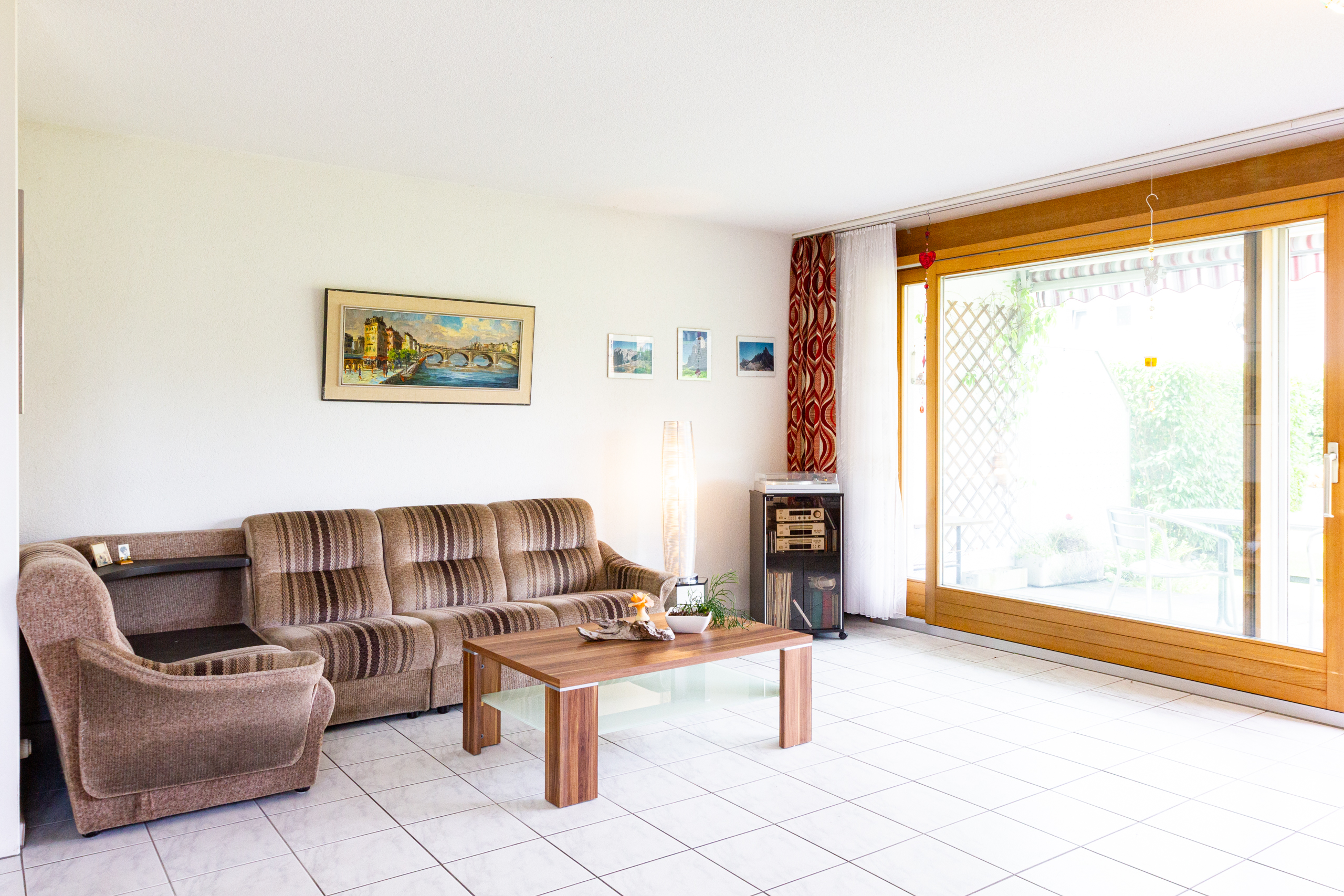 Helles Wohnzimmer mit Balkonzugang