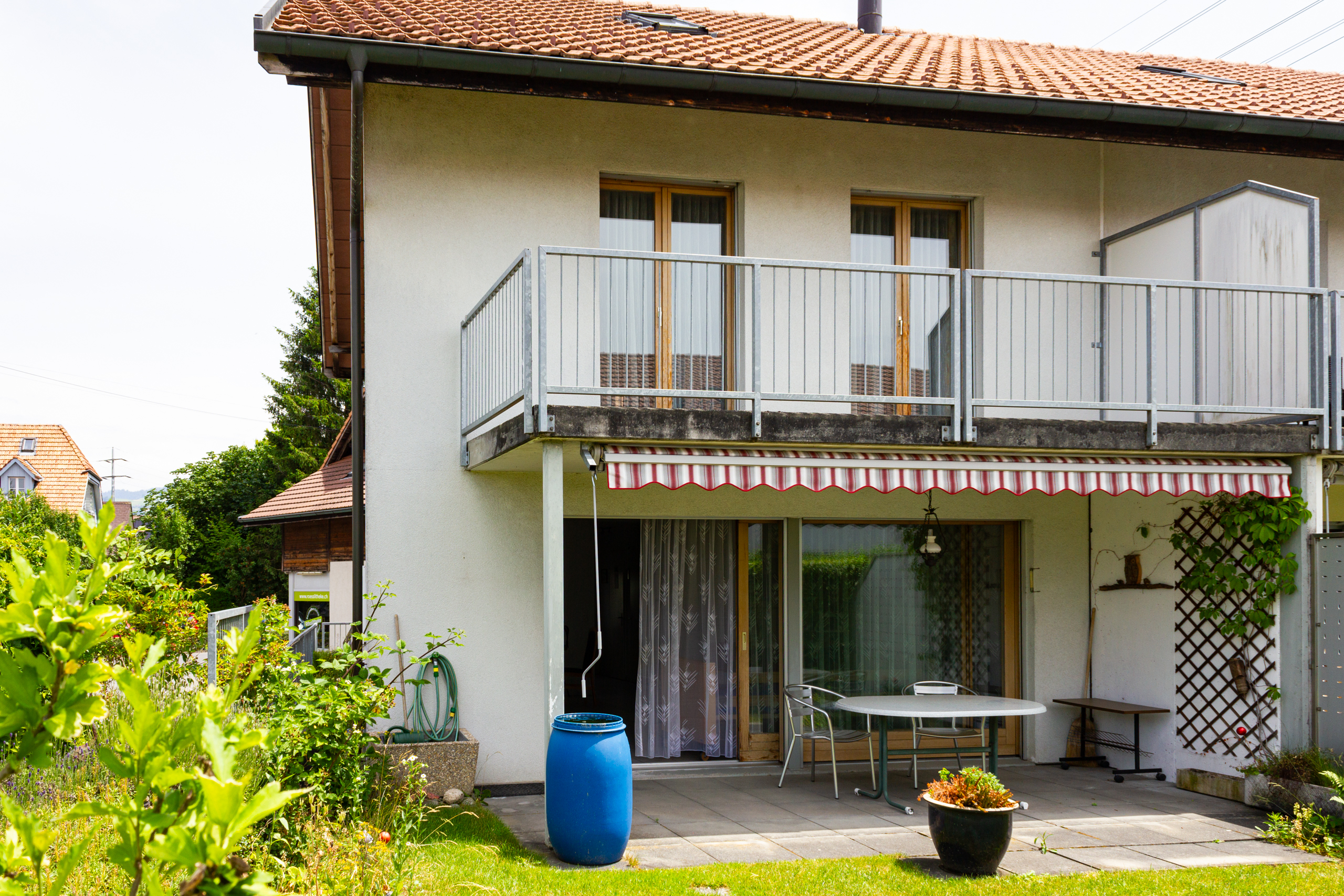 Haus mit Balkon und Garten