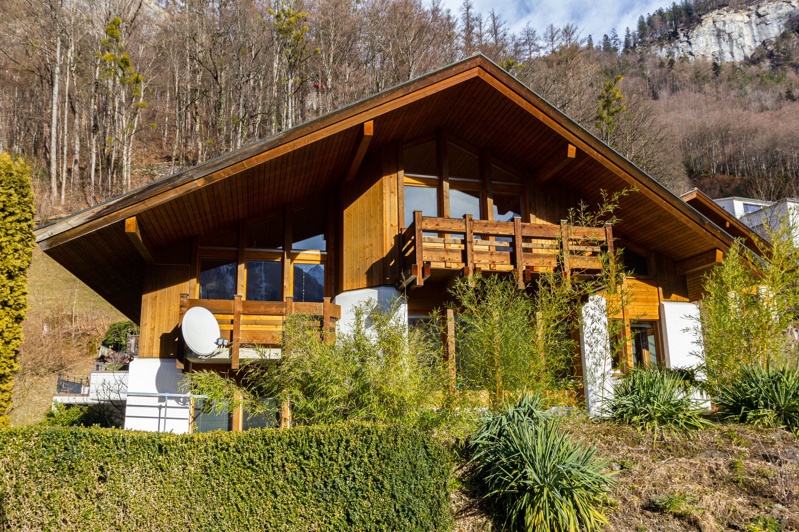 Holzchalet in alpiner Hanglage