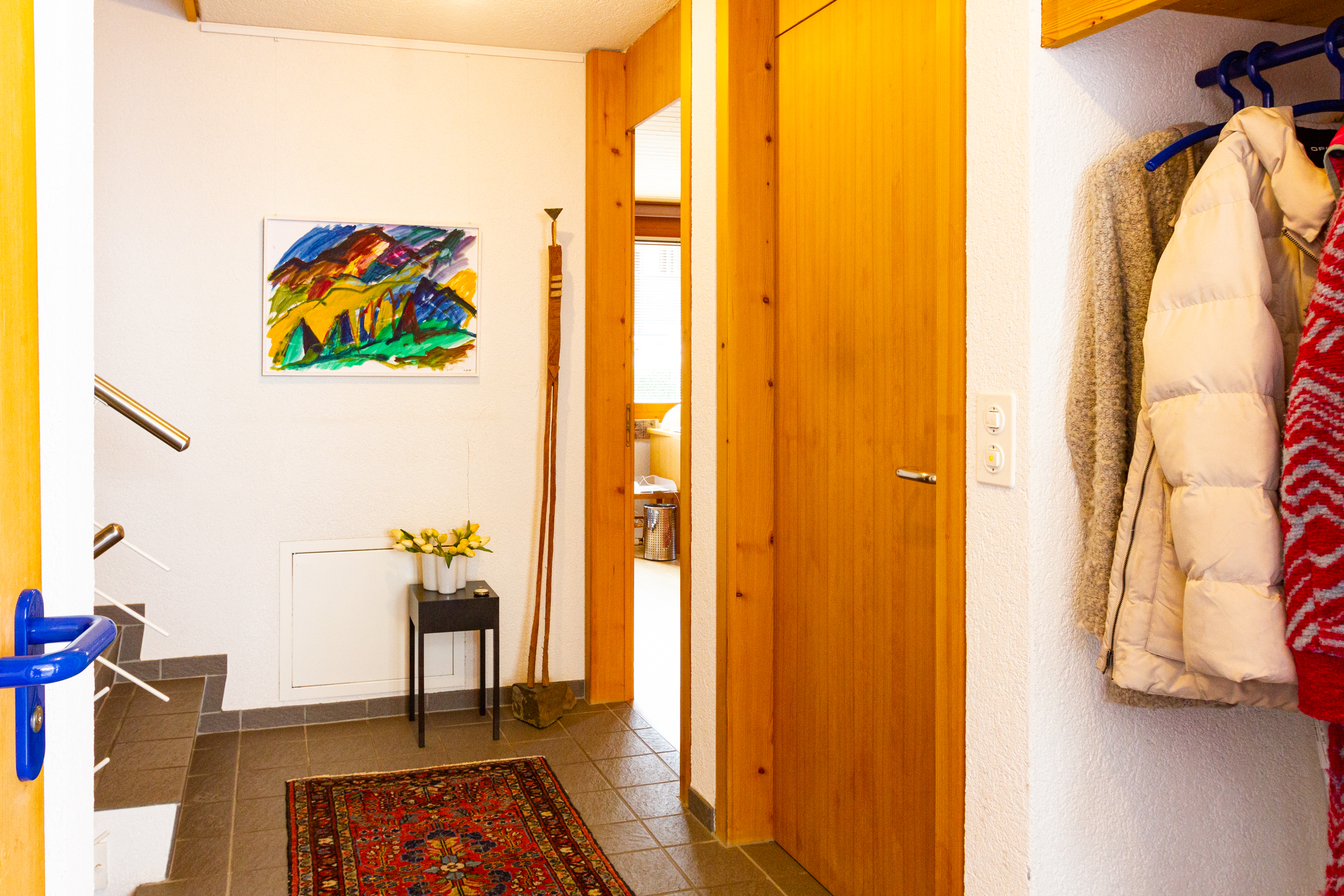 Eingangsbereich mit Treppe und Garderobe