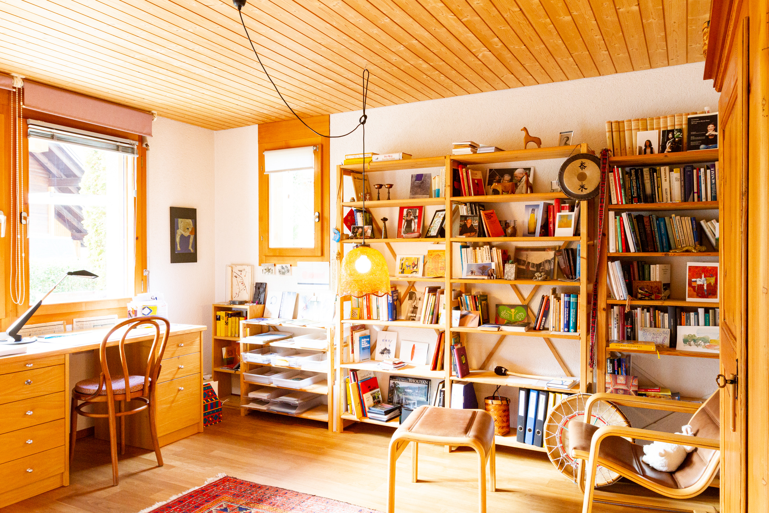 Helles Arbeitszimmer mit Holzverkleidung und Bücherregalen