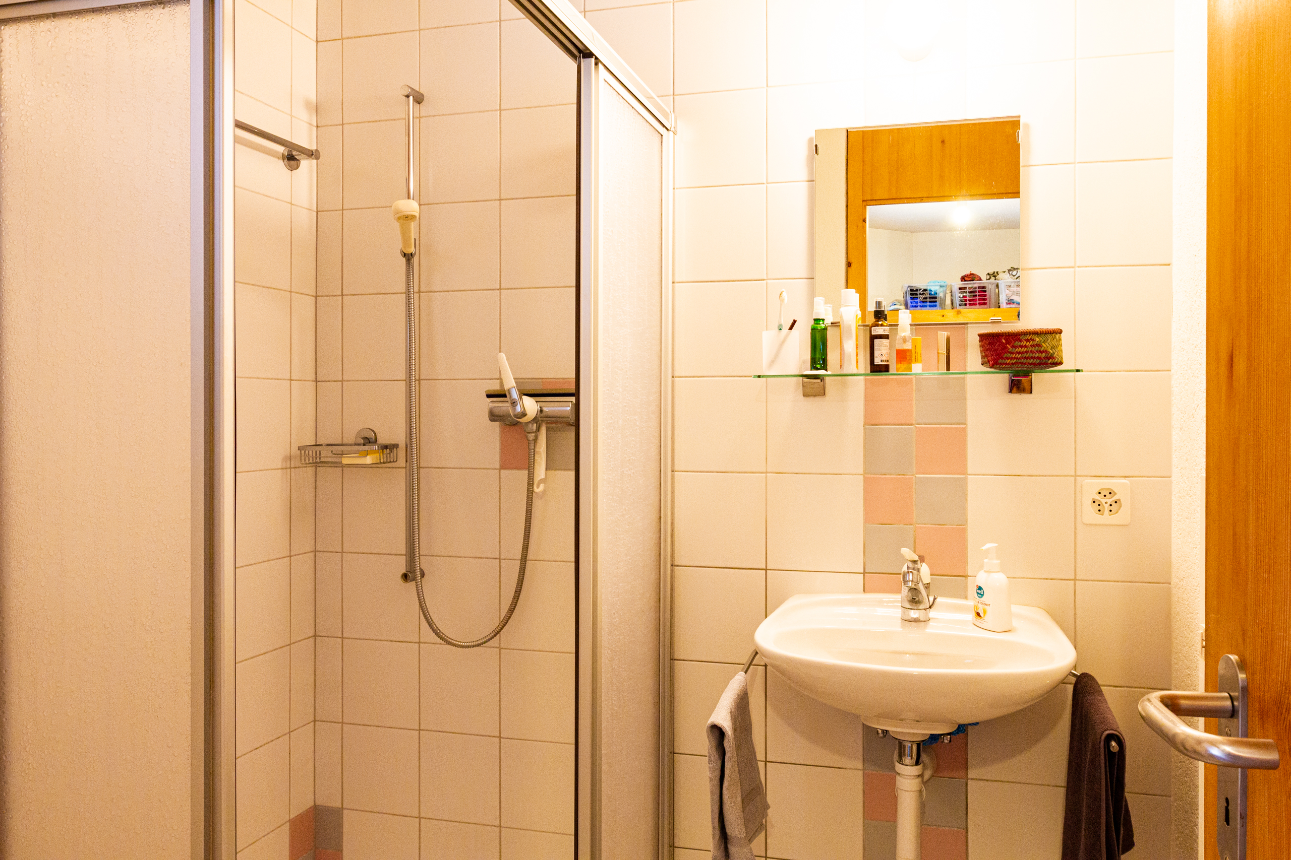 Kleines Badezimmer mit Dusche und Waschbecken
