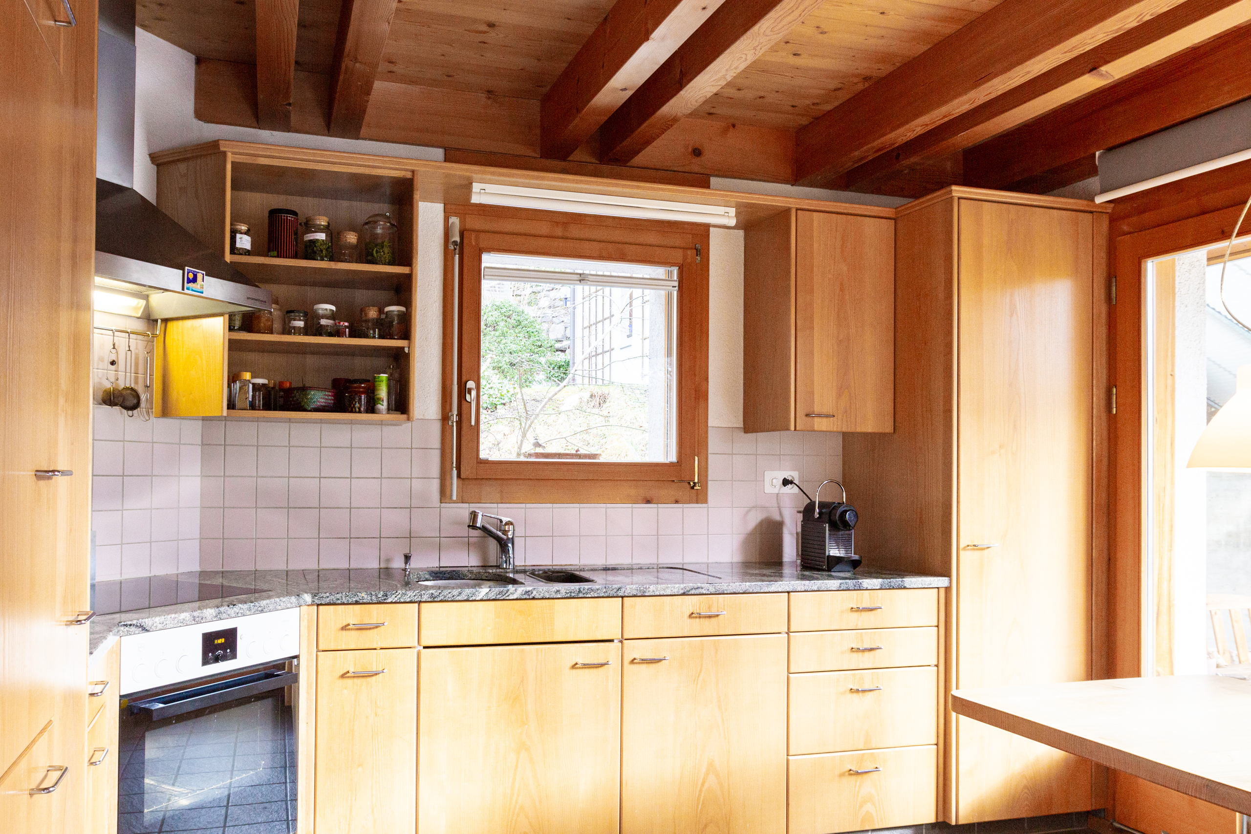Helle Küche mit viel Holz