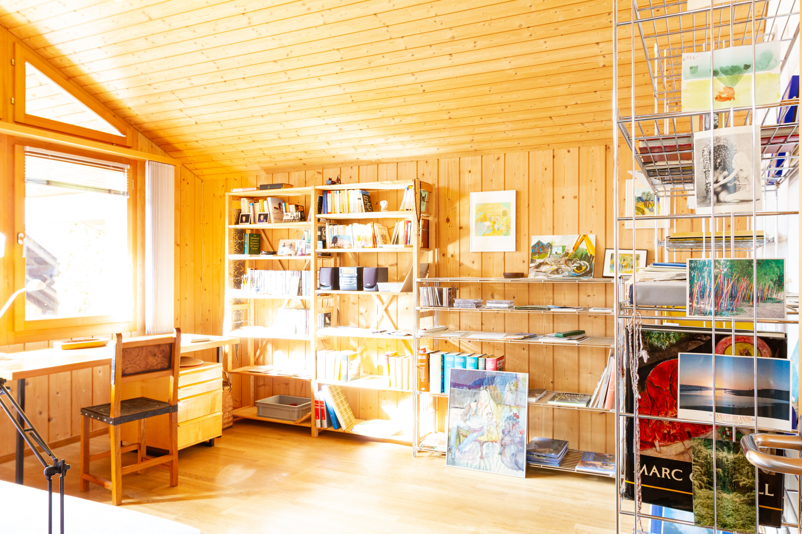 Helles Holz-Arbeitszimmer mit Bücherregalen